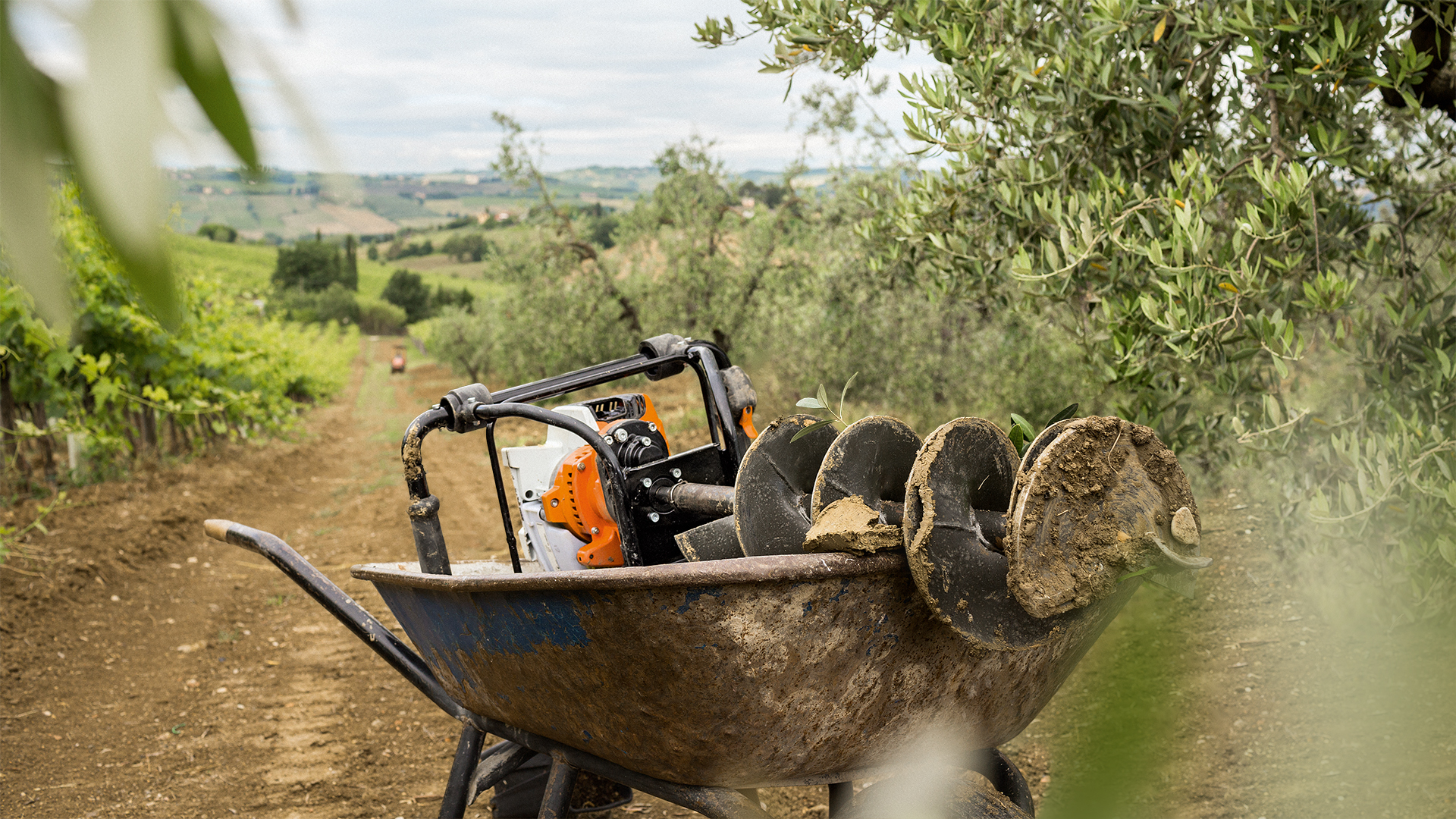 STIHL Erdbohrgerät BT 131 in Schubkarren auf Feld