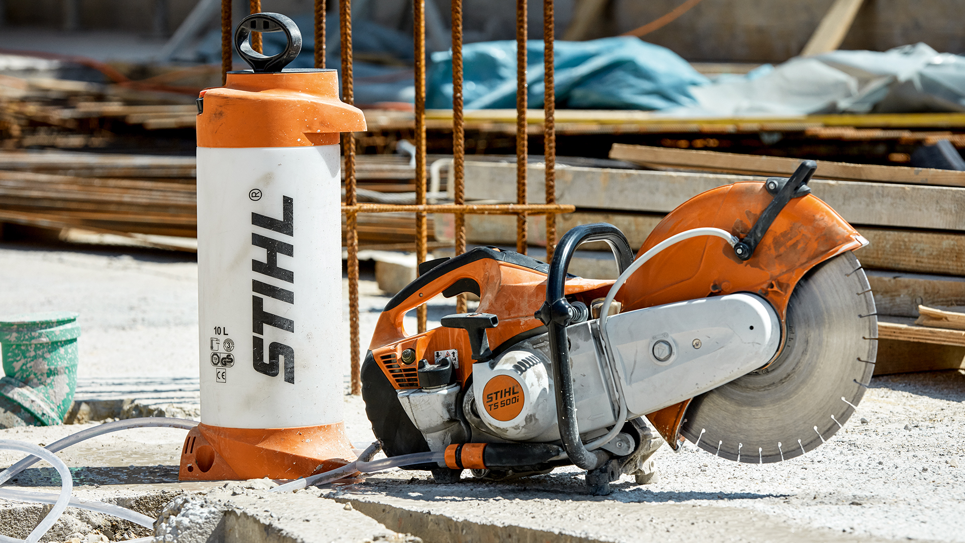 STIHL Benzin-Trennschleifer TS 500i mit Druckwasserbehälter auf Baustelle
