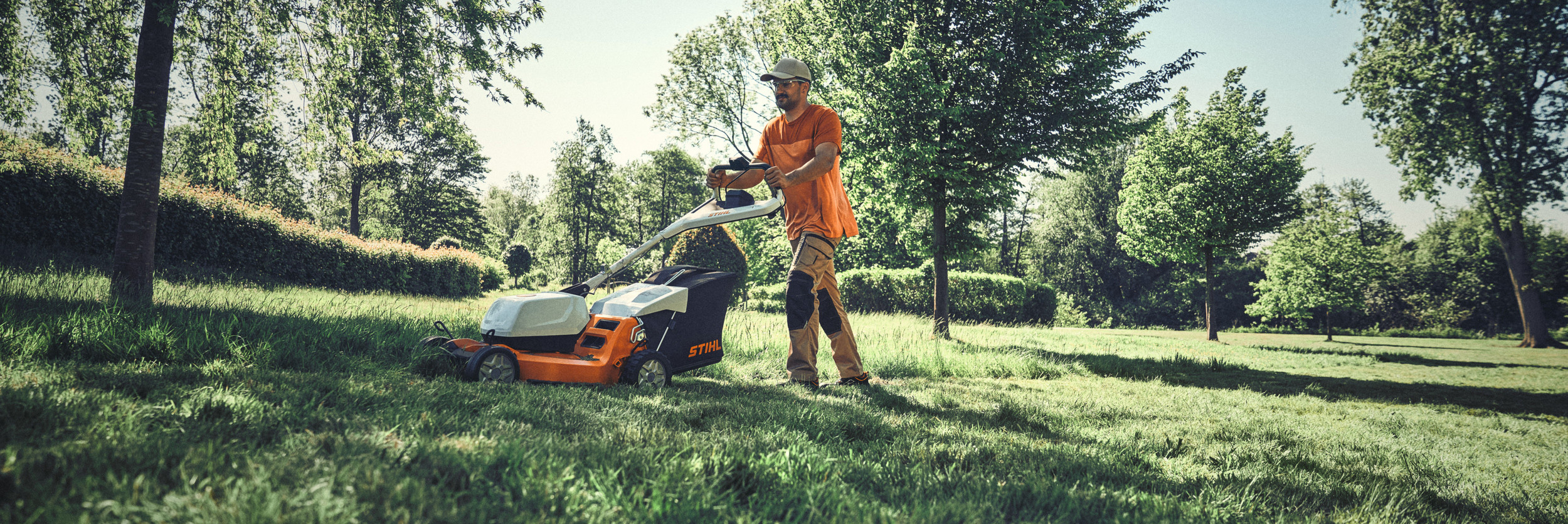  Tosaerba a batteria STIHL RMA 756 V - Uomo che falcia il prato - Campagna primavera 2025