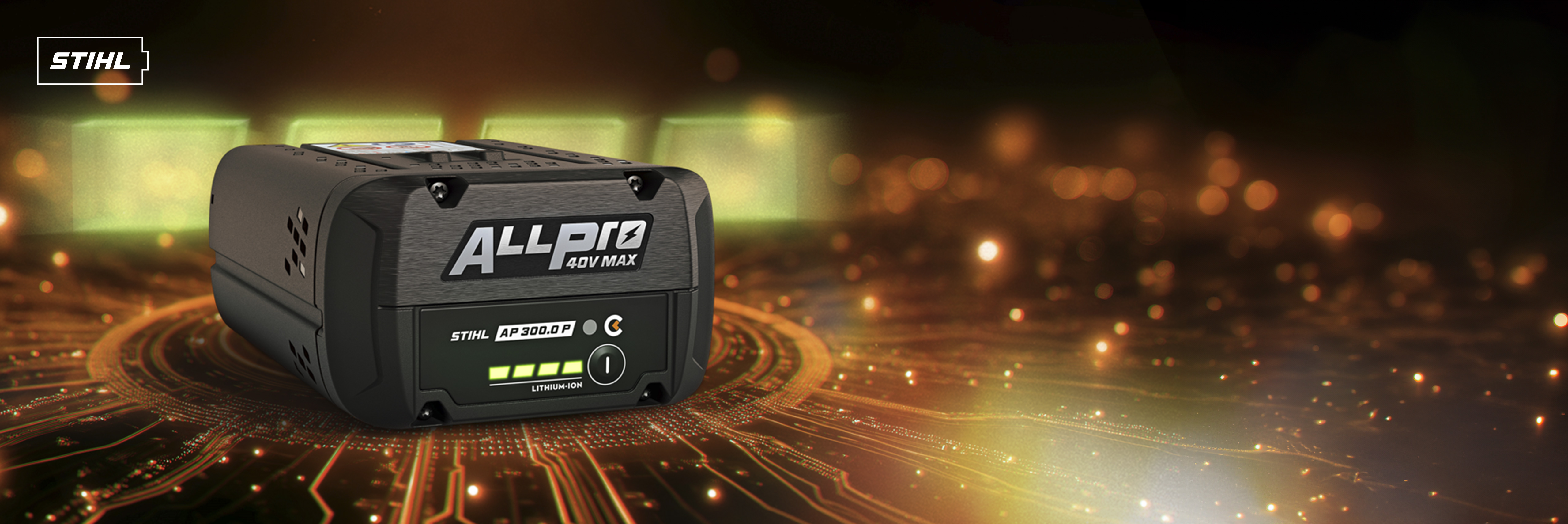 Batteria STIHL ALLPRO AP 300 P C su uno sfondo di circuito luminoso con il logo della batteria STIHL nell'angolo.