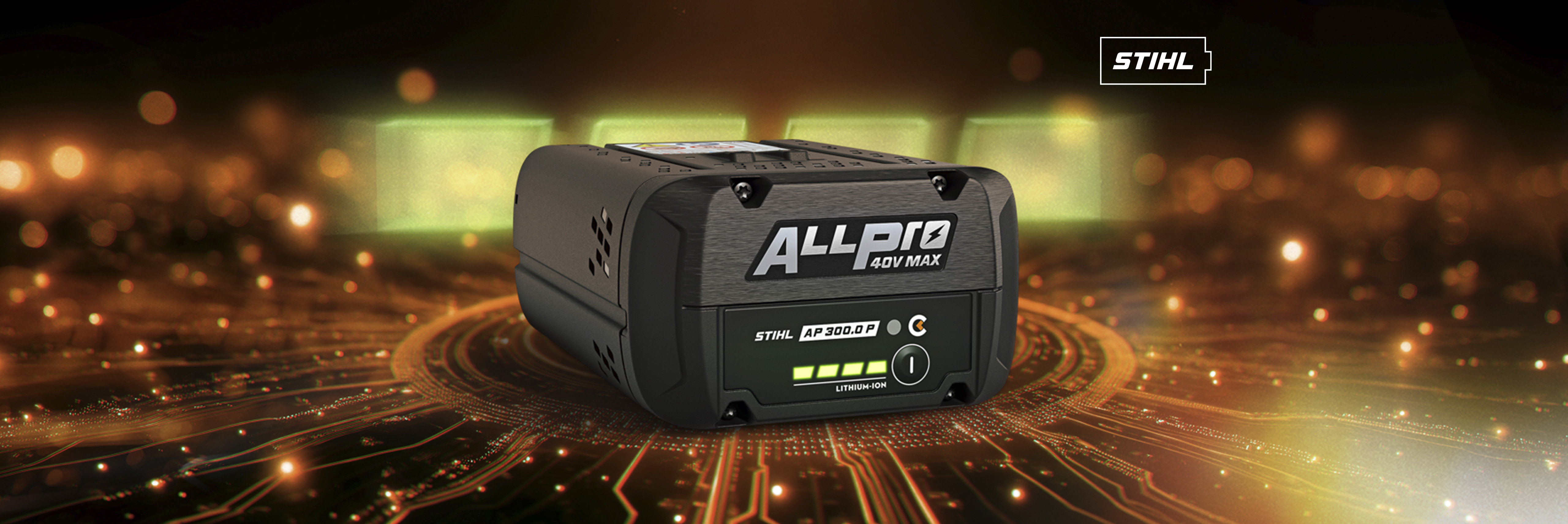 Batteria STIHL ALLPRO AP 300 P C su uno sfondo di circuito luminoso con il logo della batteria STIHL nell'angolo.