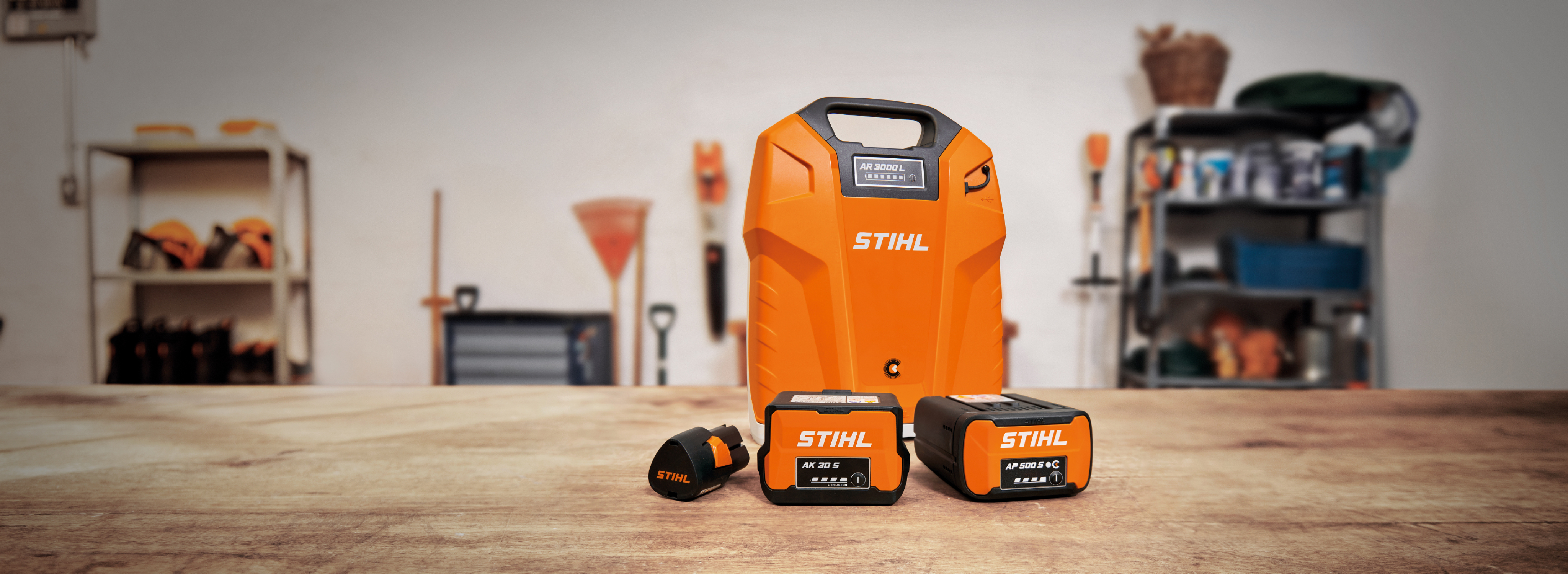 I prodotti del sistema AP di STIHL sono appoggiati su un tavolo in un garage