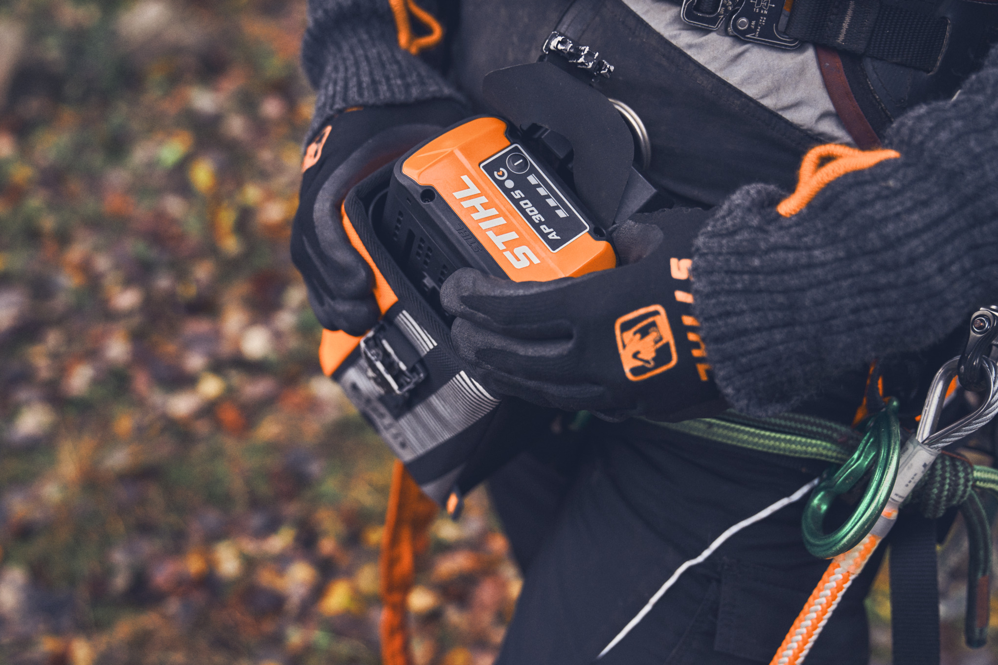 La batteria STIHL AP 300 S viene inserita in una borsa