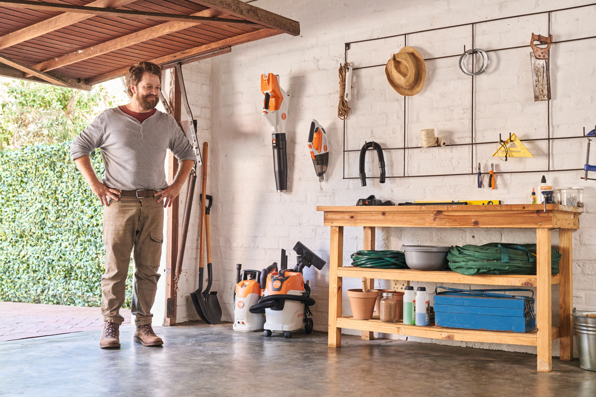 Un uomo sorride in un garage pulito