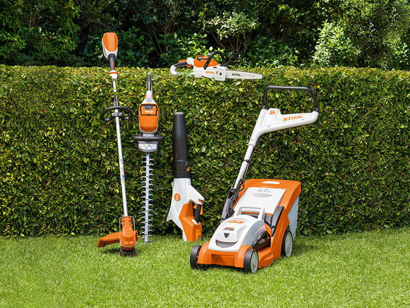 Gamma STIHL AK davanti alla siepe con FSA 60 R, HSA 60, BGA 60, MSA 70, RMA 339 C