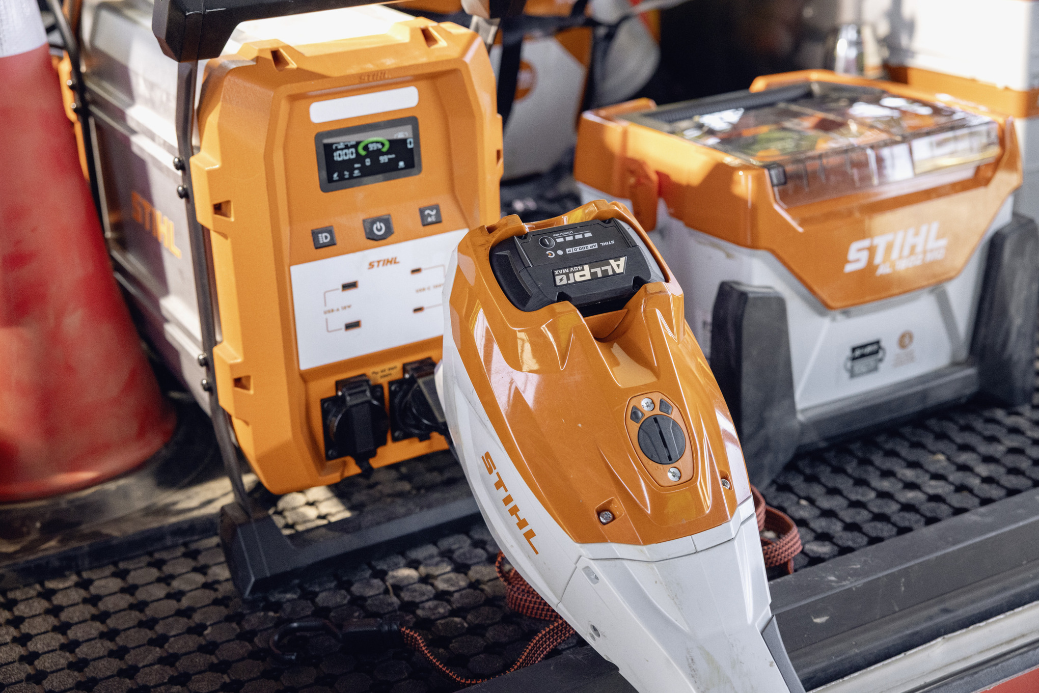 Il caricabatterie portatile STIHL AL 1802 MO e il powerbank STIHL PS 2000 sono pronti per ricaricare le batterie ALLPRO sul pianale di carico