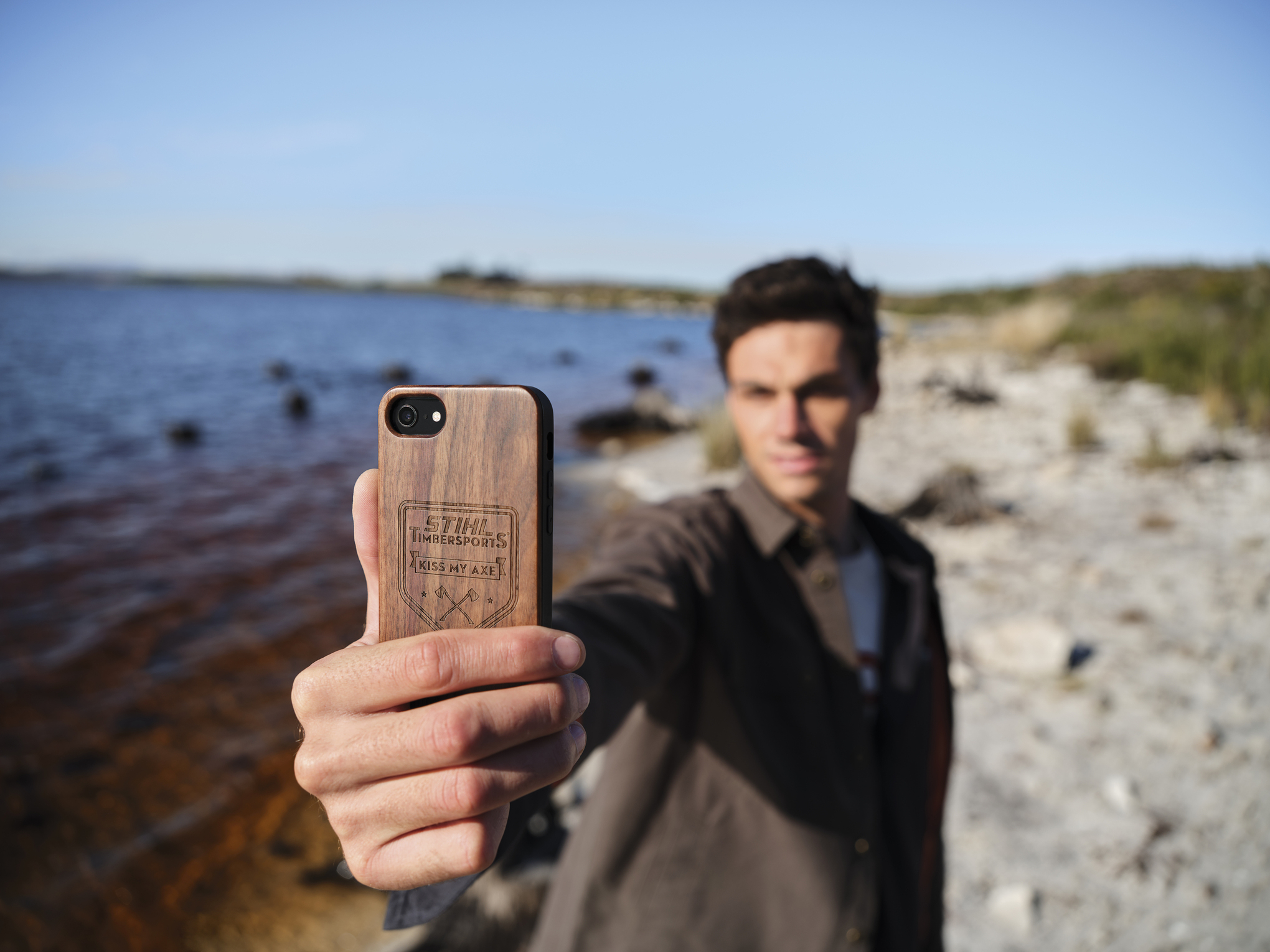 Cover per cellulare "AXE" in legno
