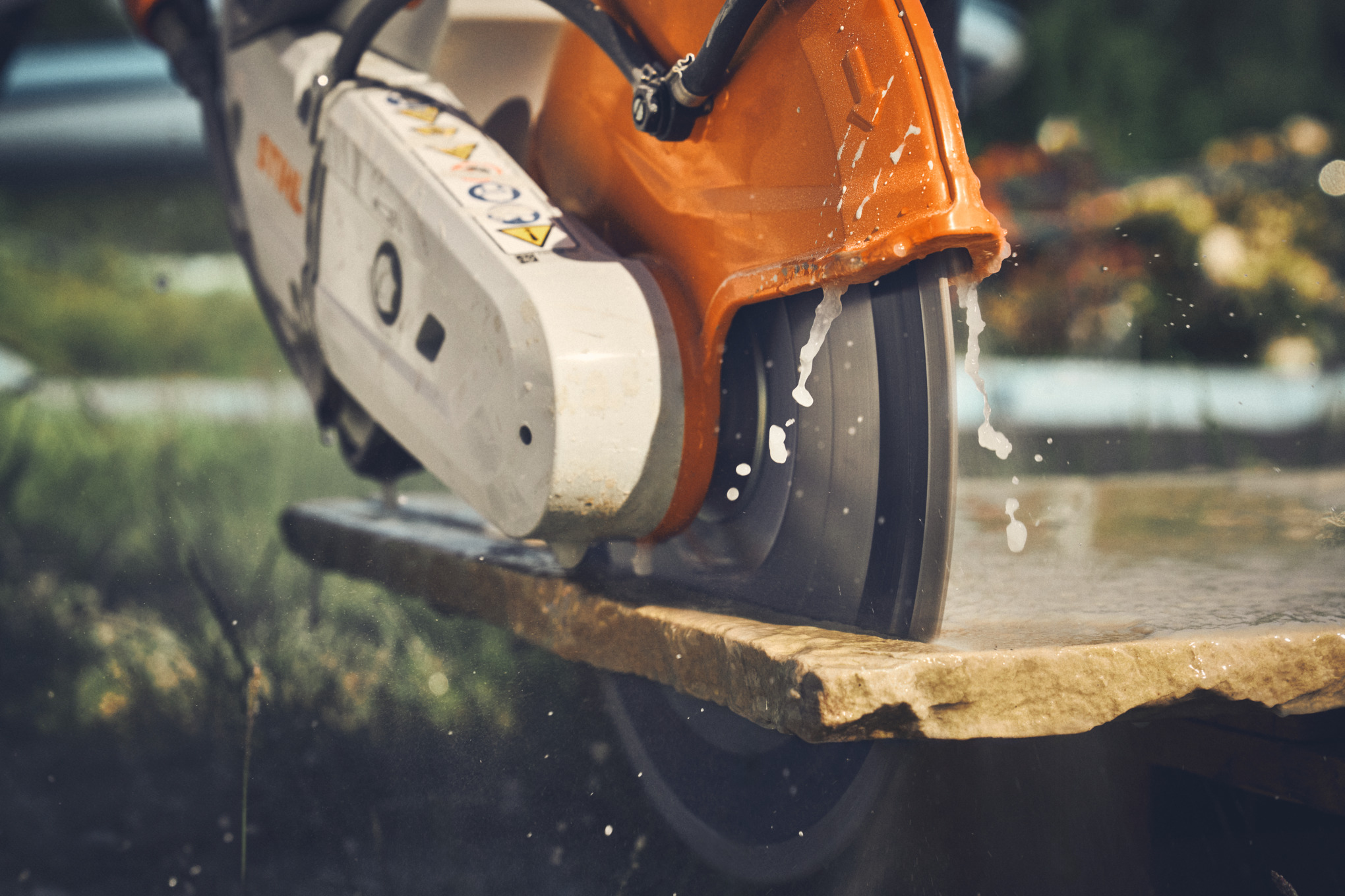 Primo piano del taglio di lastre di pavimentazione con la levigatrice a batteria STIHL TSA 300