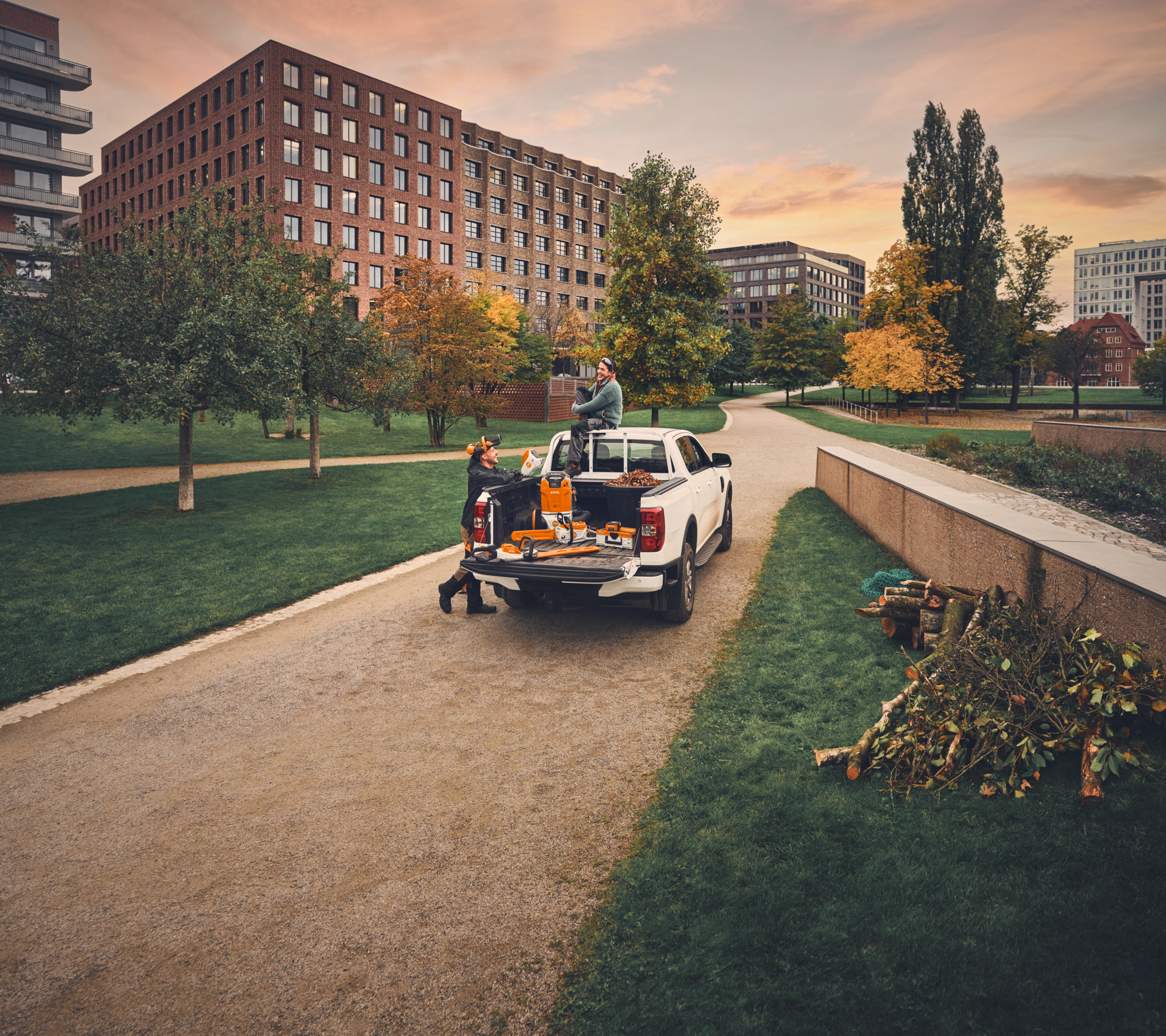 Una squadra di giardinaggio e paesaggistica su un camioncino al termine del lavoro