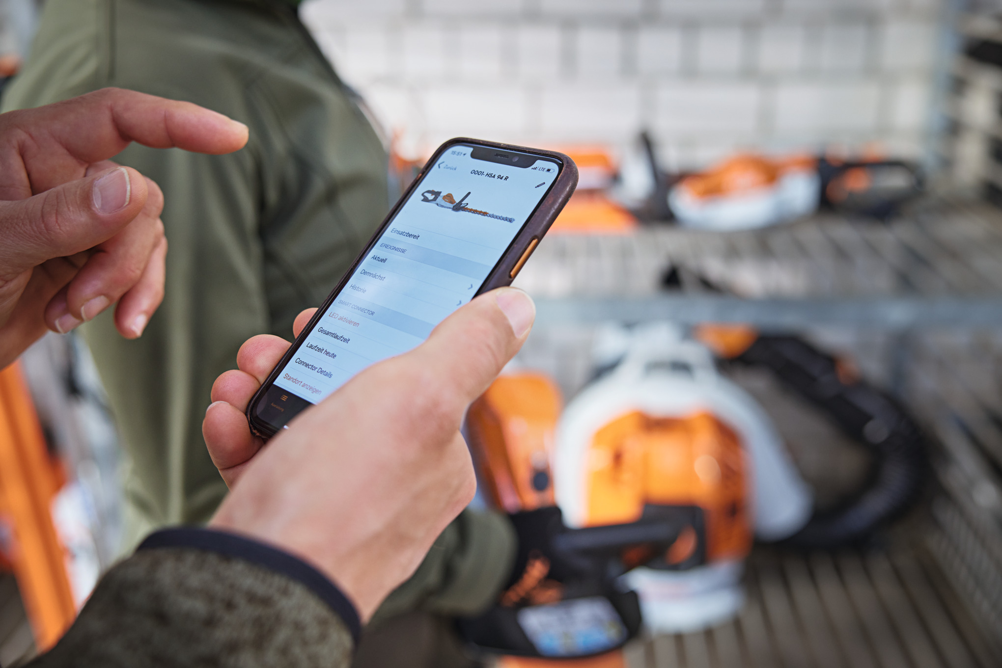 Persona che visualizza la motosega nell'app STIHL connected utilizzando lo smartphone