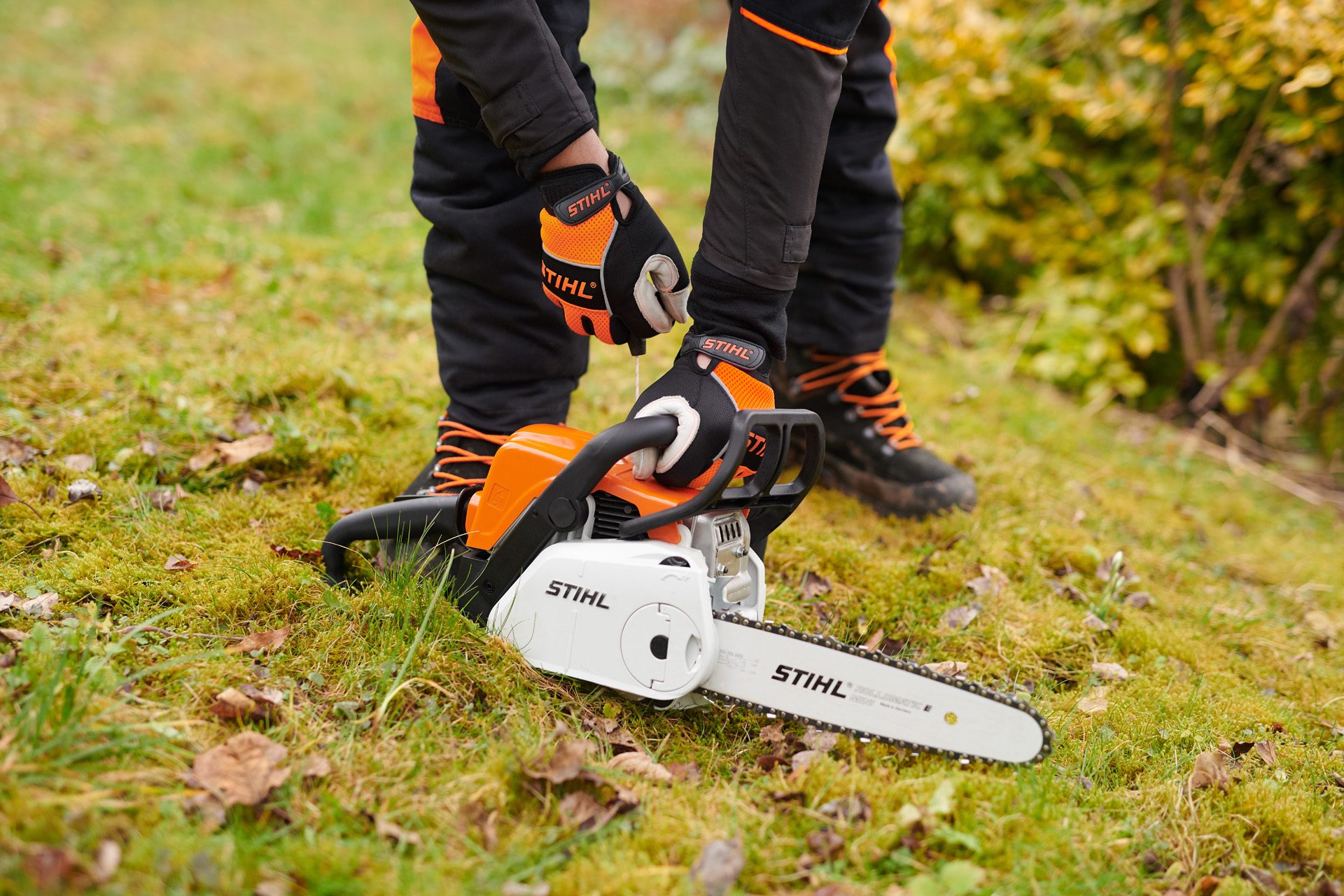 Motosega a benzina STIHL MS 180 C-BE con ErgoStart viene avviata sul prato