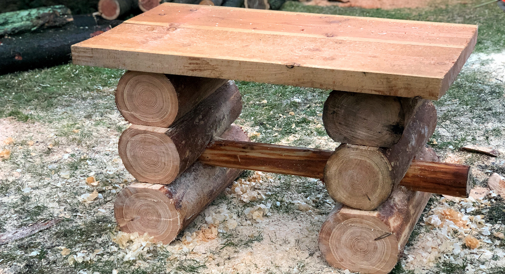 Tavolo da giardino fai da te tra trucioli di legno sul prato