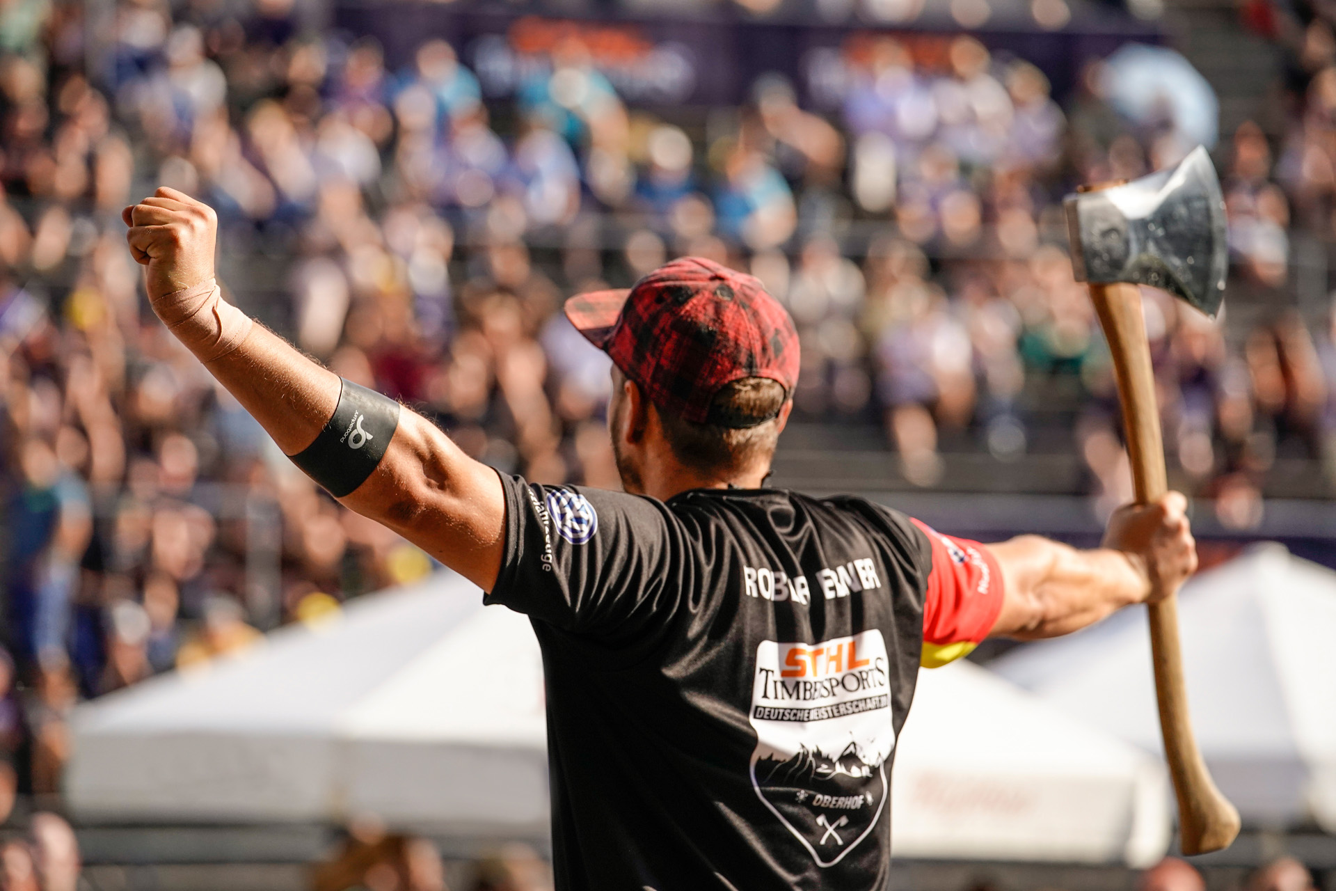 Uomo esulta a un evento Timbersports