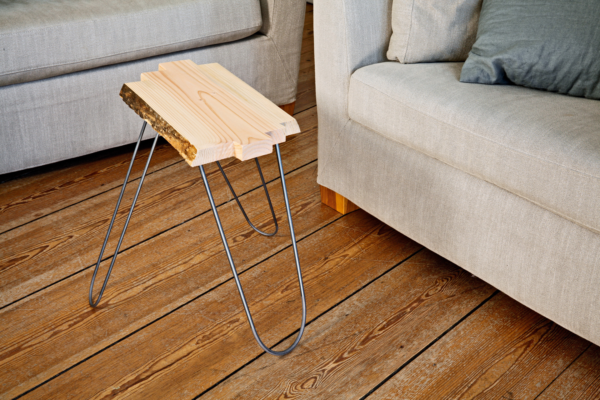 Tavolino in legno fai da te in un soggiorno