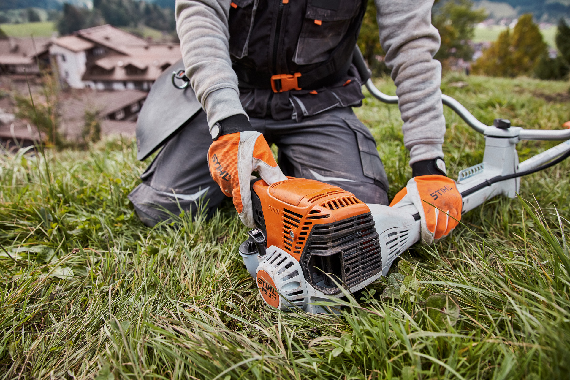 Il decespugliatore a benzina STIHL FS 311 viene avviato 