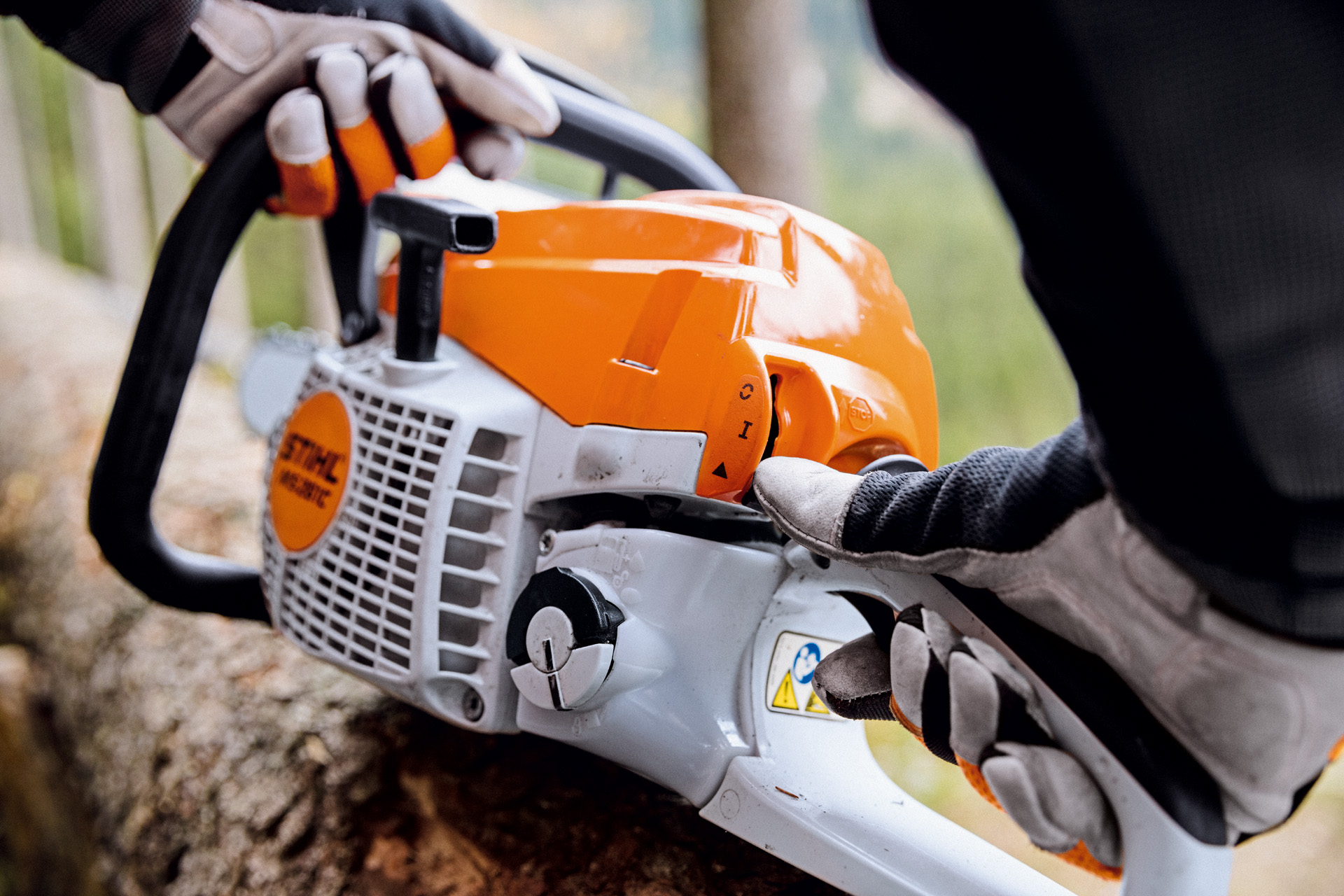 Avvio della motosega STIHL in primo piano