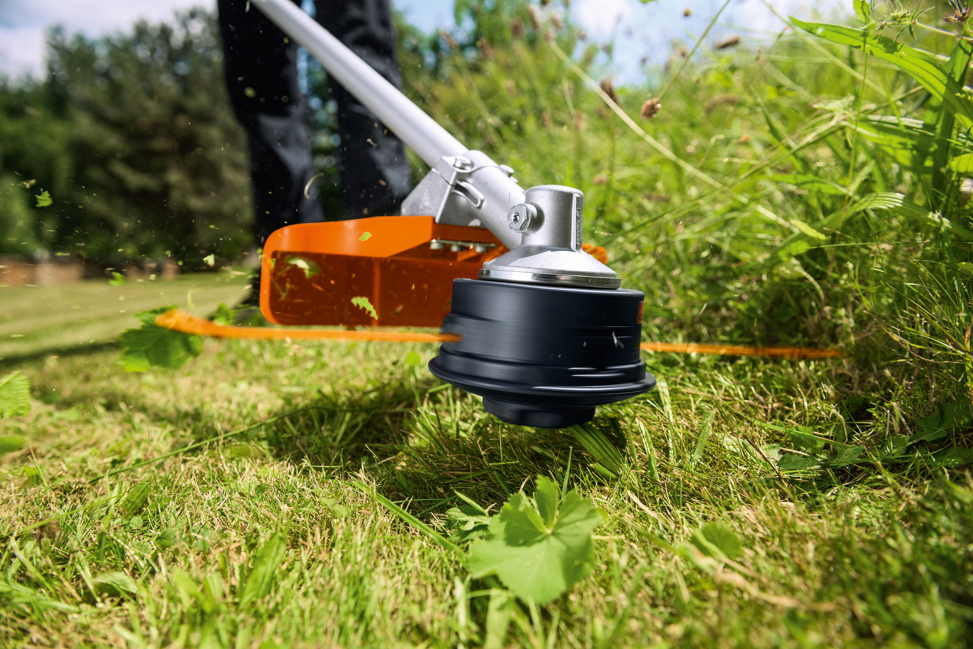 Primo piano di un decespugliatore STIHL con testina falciante STIHL AutoCut