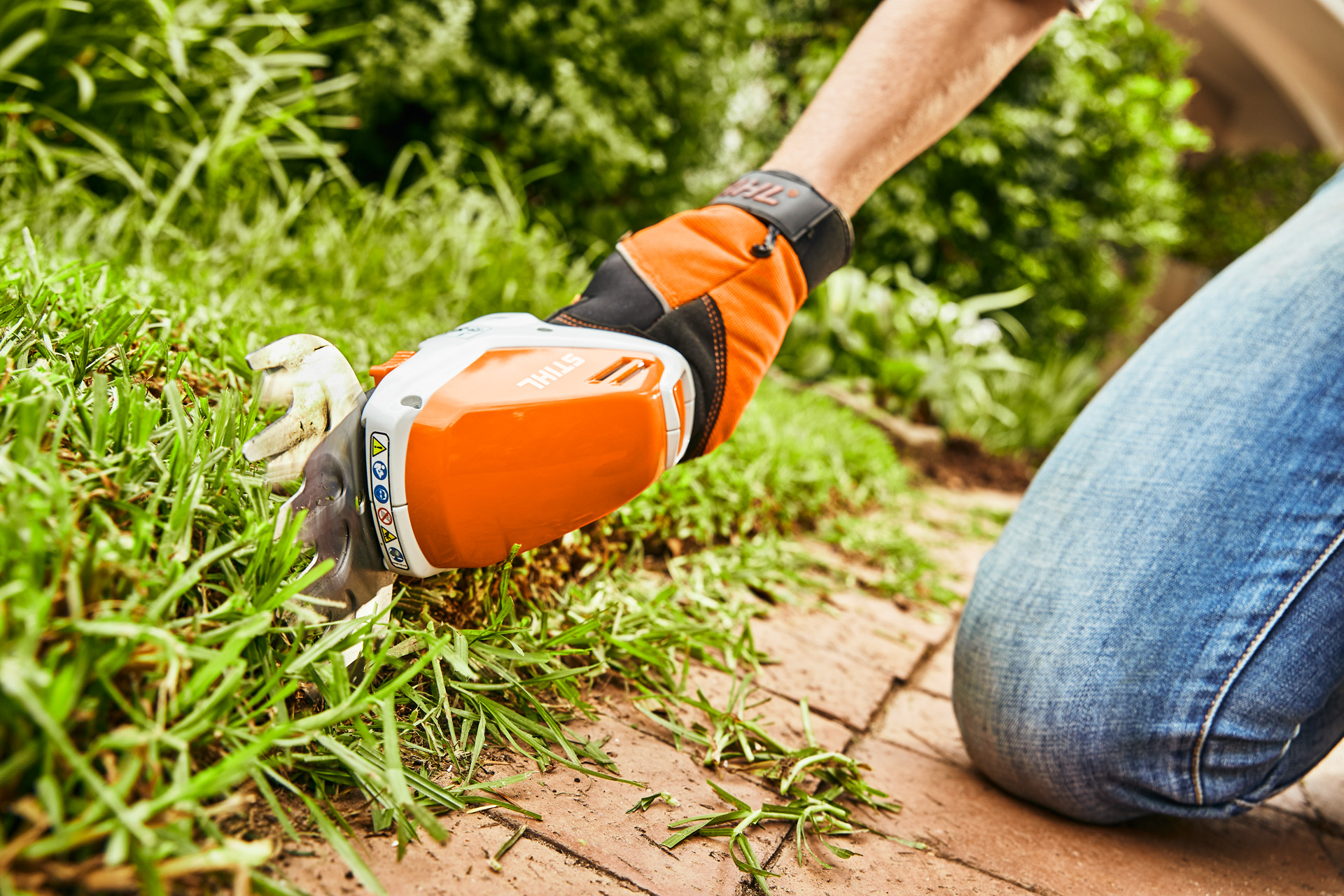 Tagliabordi con sfoltirami a batteria STIHL HSA 26