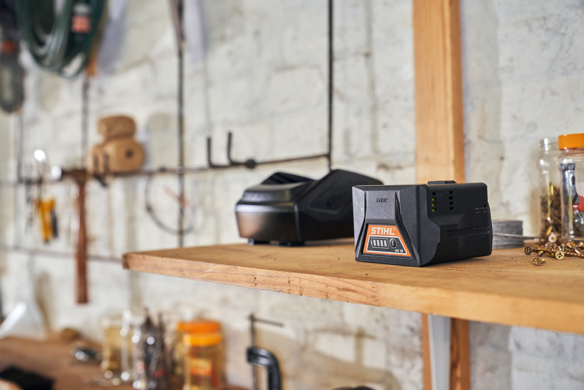 Due batterie con tecnologia a batteria STIHL si trovano su un ripiano in un'officina