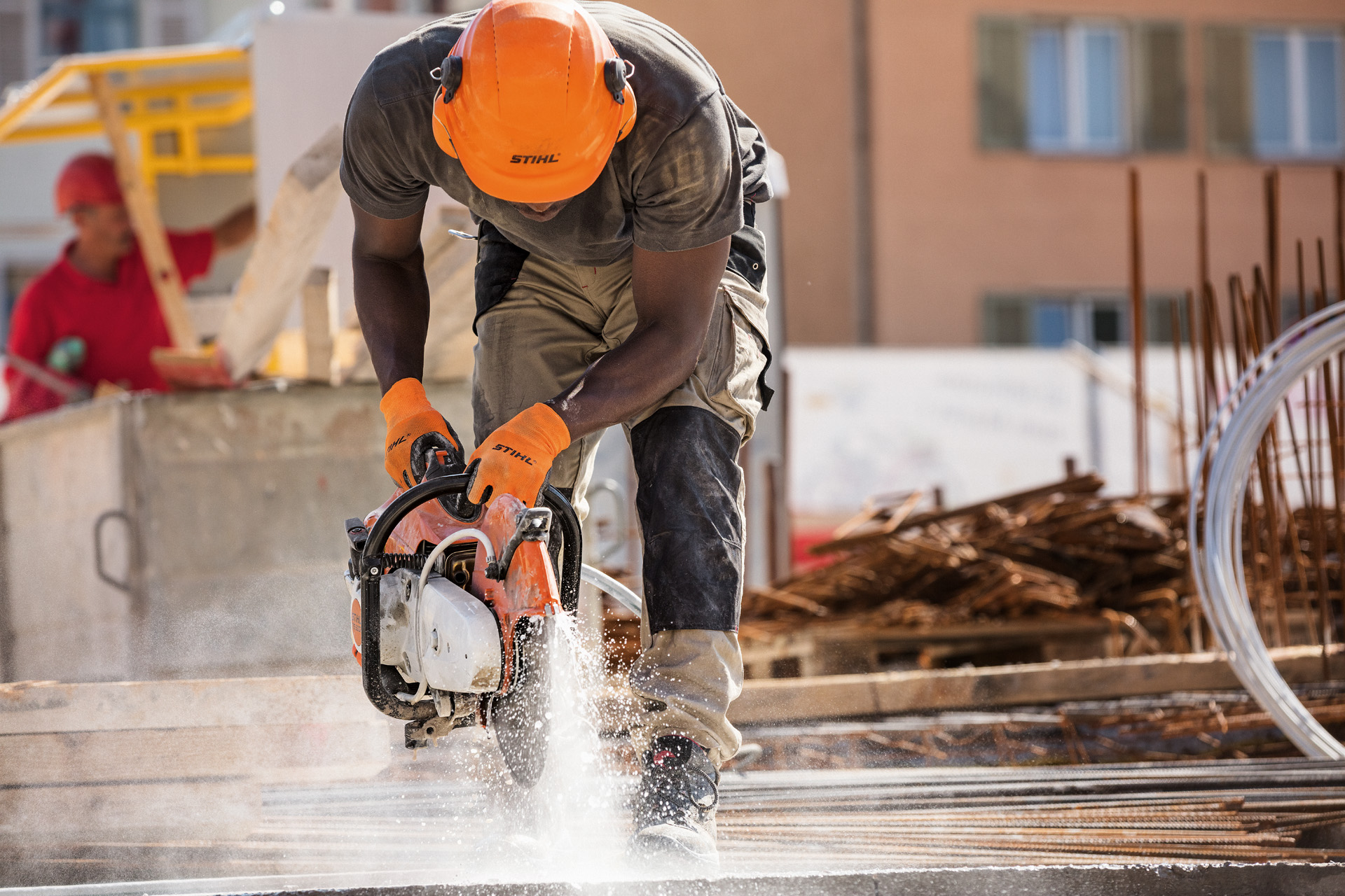 Un uomo che indossa un equipaggiamento di protezione con la troncatrice STIHL