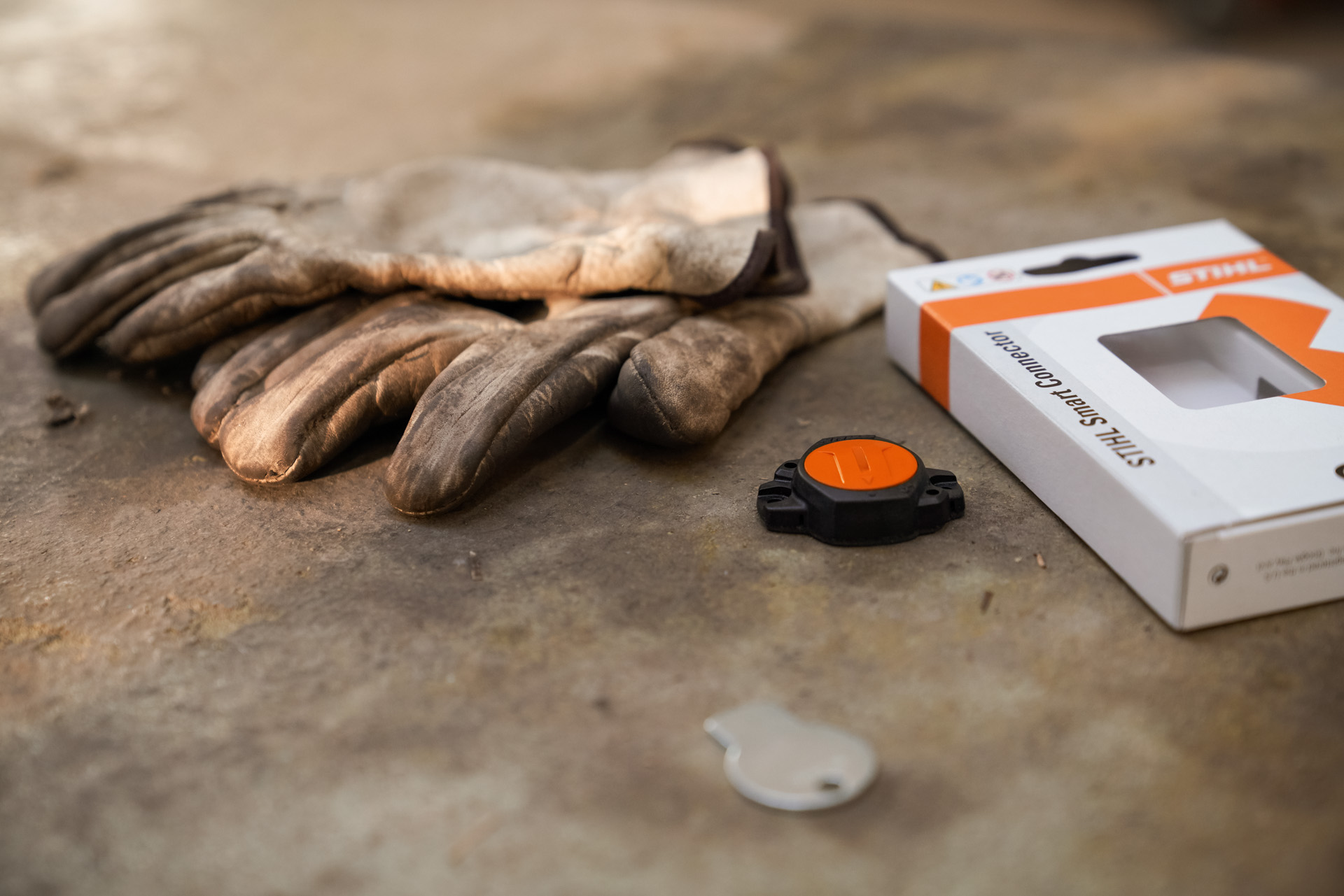 Lo STIHL Smart Connector accanto alla confezione.