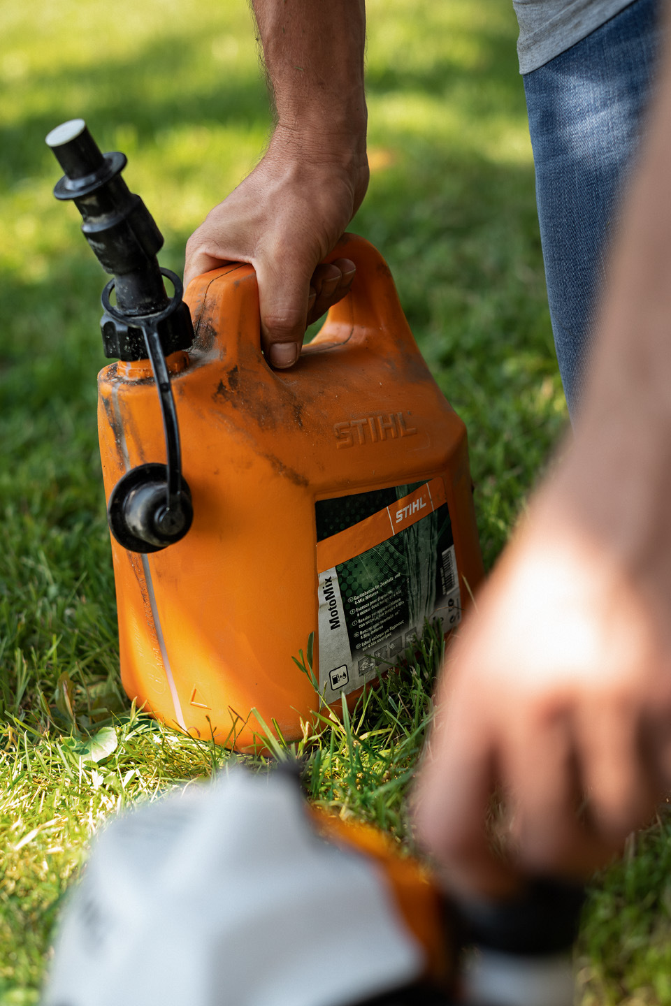 Carburante STIHL MotoMix per il decespugliatore nella tanica arancione