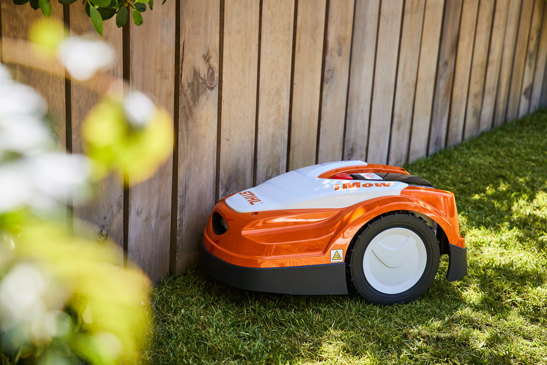 Il robot tosaerba iMow® davanti alla recinzione del giardino