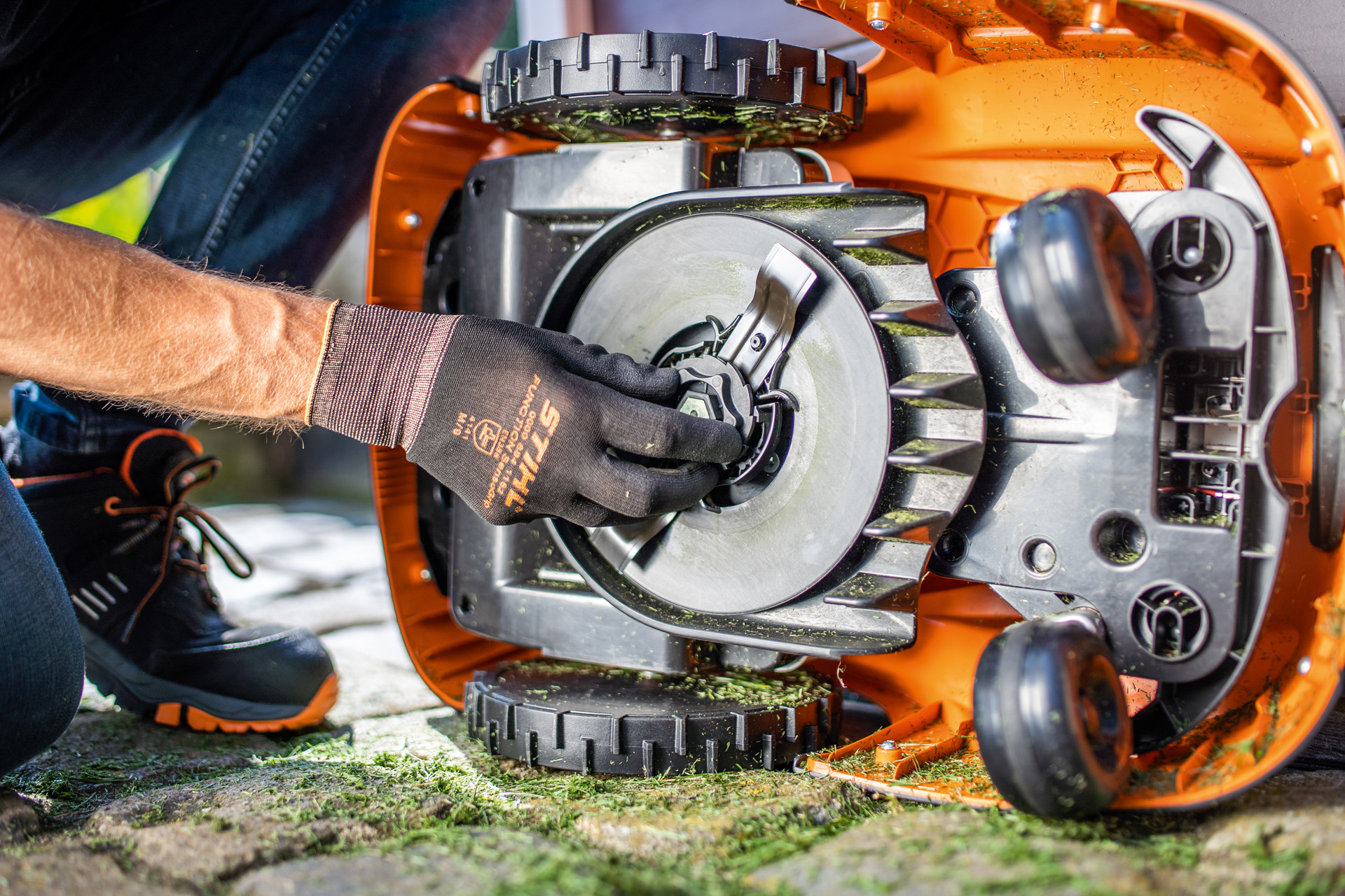 Robot tosaerba STIHL iMOW® dopo la pulizia dal basso