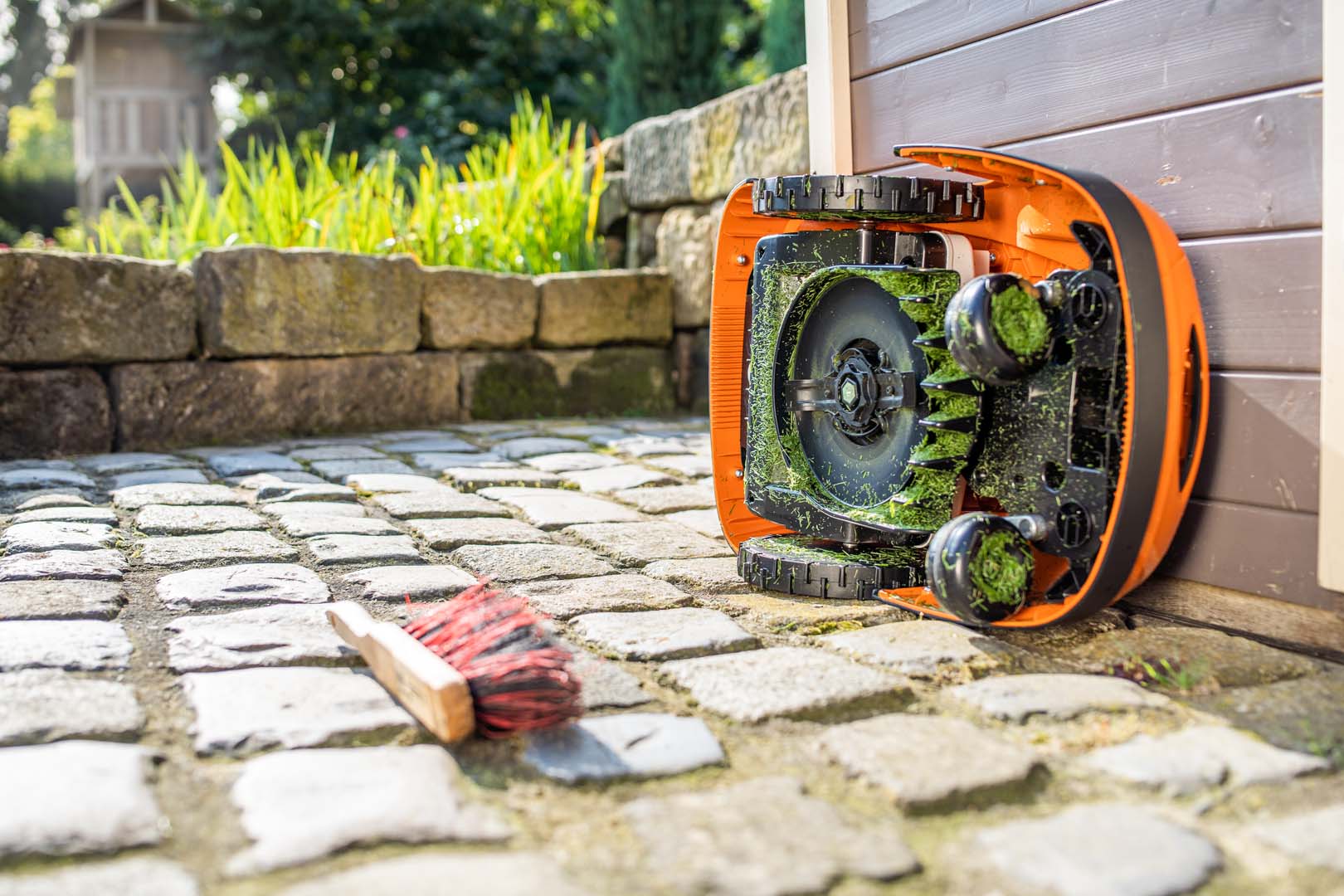 Robot tosaerba STIHL iMOW® inclinato lateralmente pronto per la pulizia