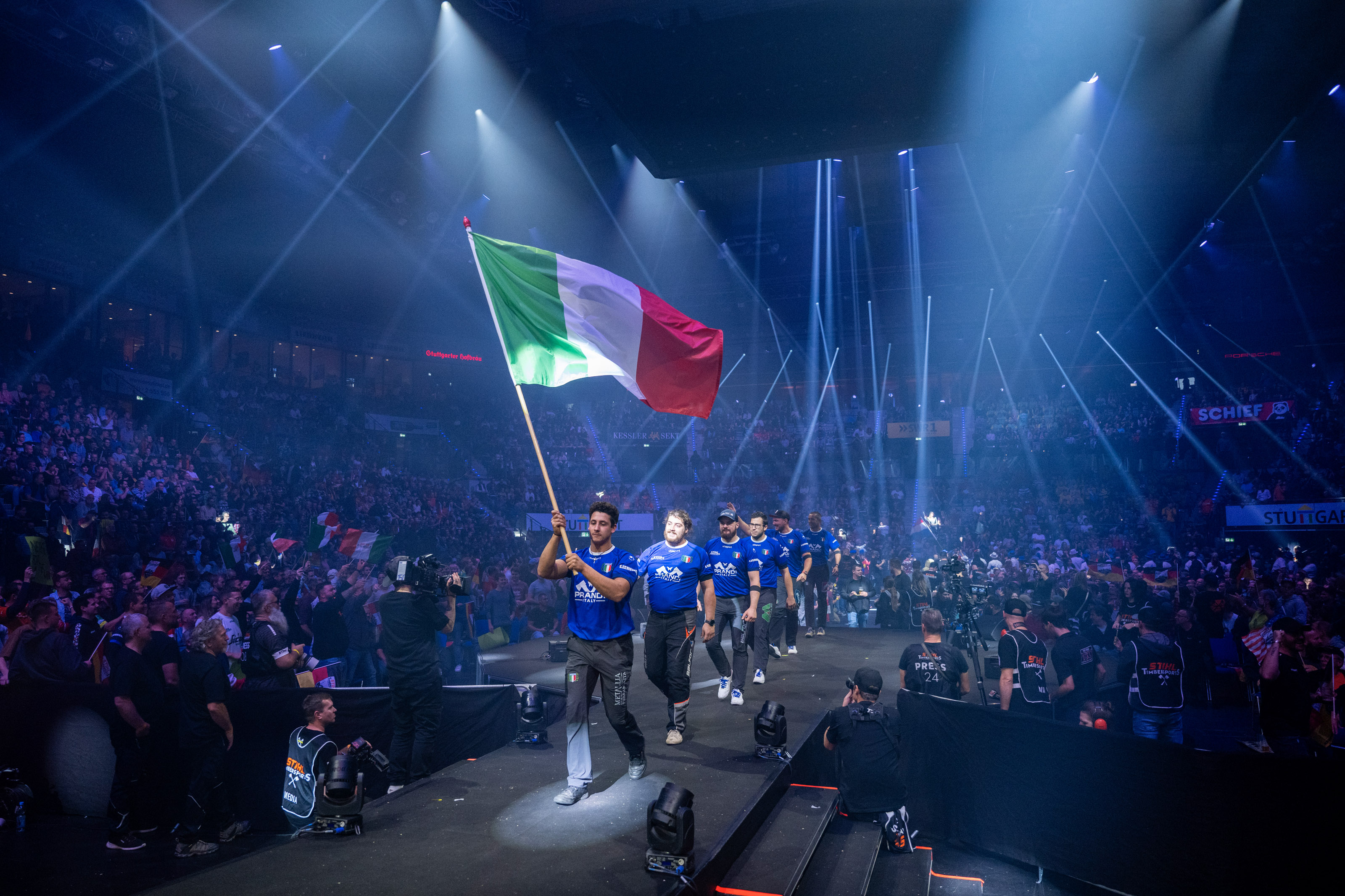 Partecipanti ai campionati mondiali di Timbersports® impegnati nel taglio con la sega.