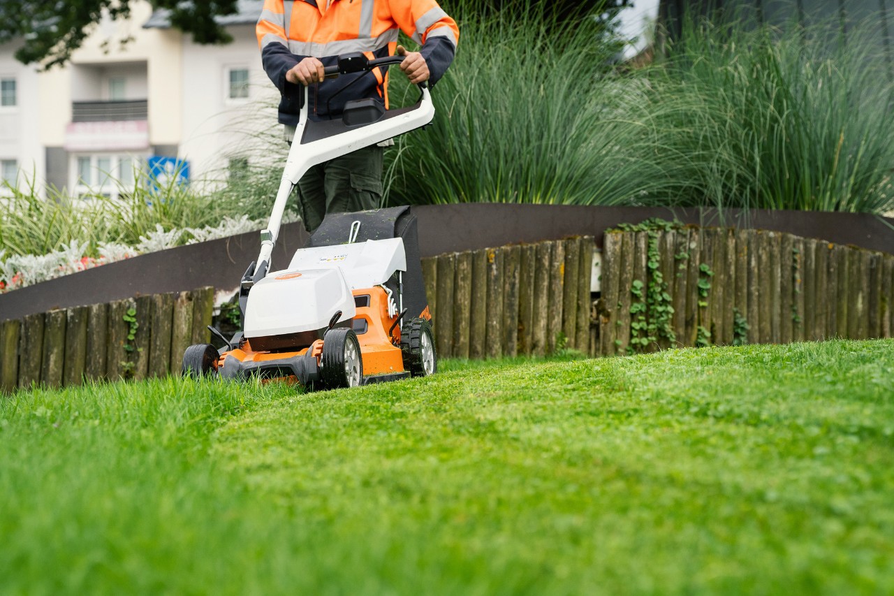 Il tosaerba a batteria STIHL RMA 7 alla prova pratica