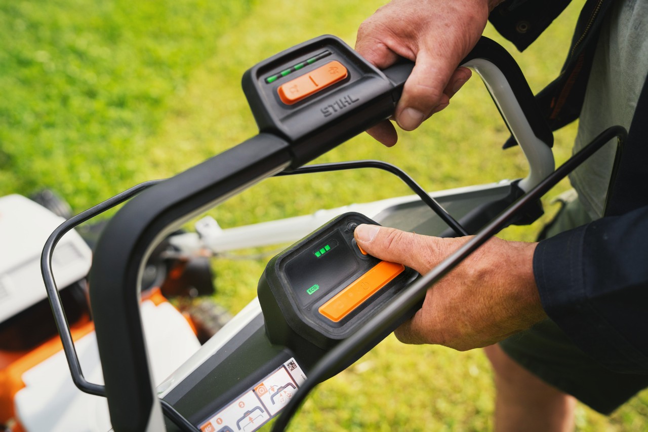 Primo piano sul manubrio Mono-Comfort del tosaerba a batteria STIHL