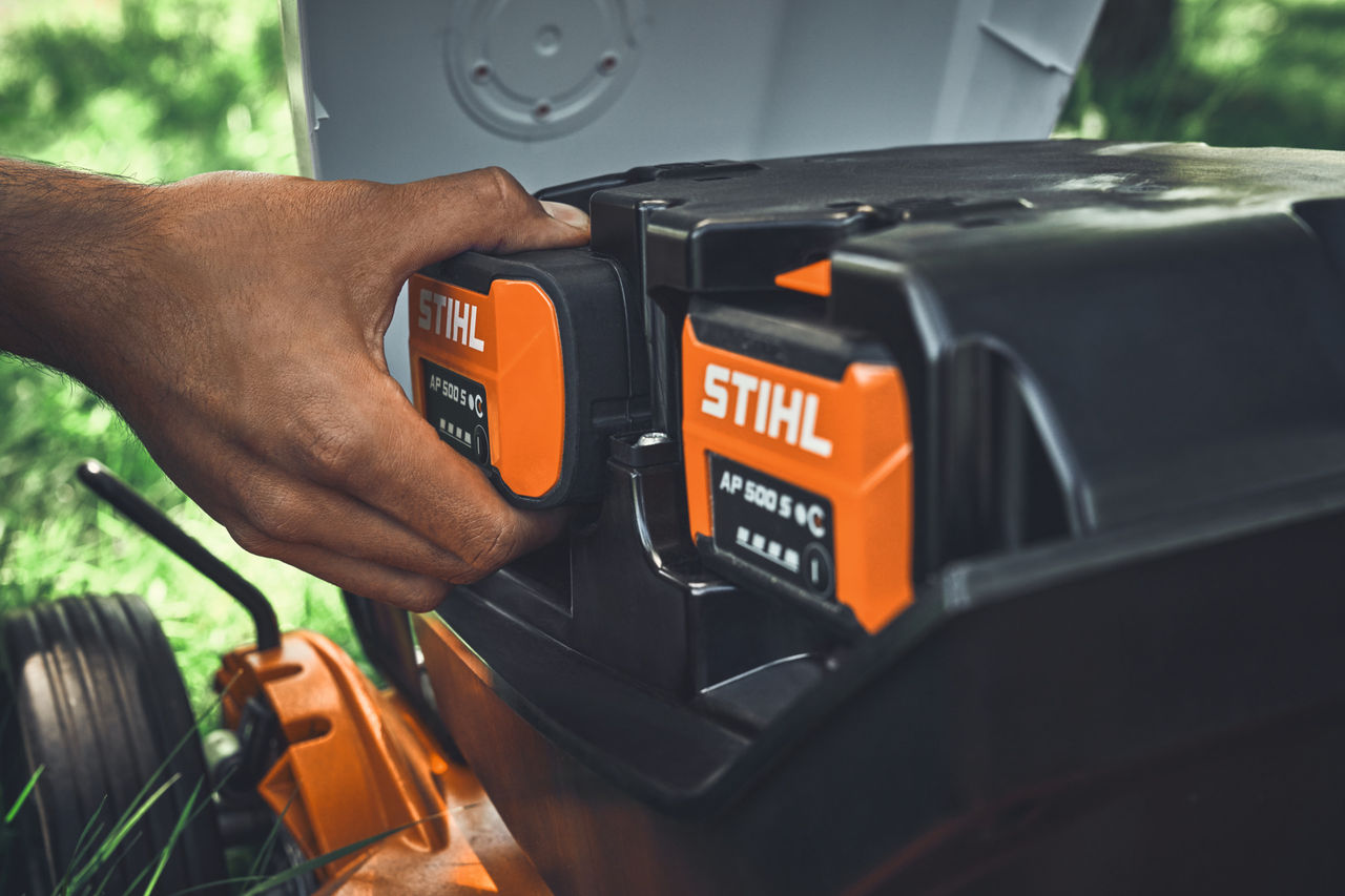 Primo piano sui pacchi batteria STIHL per tosaerba professionali