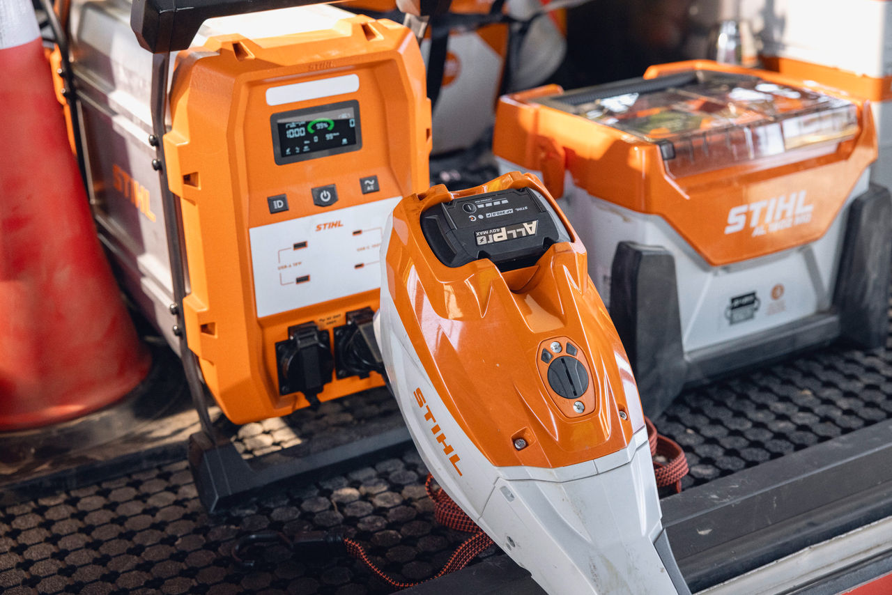 Caricabatterie portatile STIHL AL 1802 MO e power bank STIHL PS 2000 pronti a ricaricare le batterie ALLPRO nell'area di carico