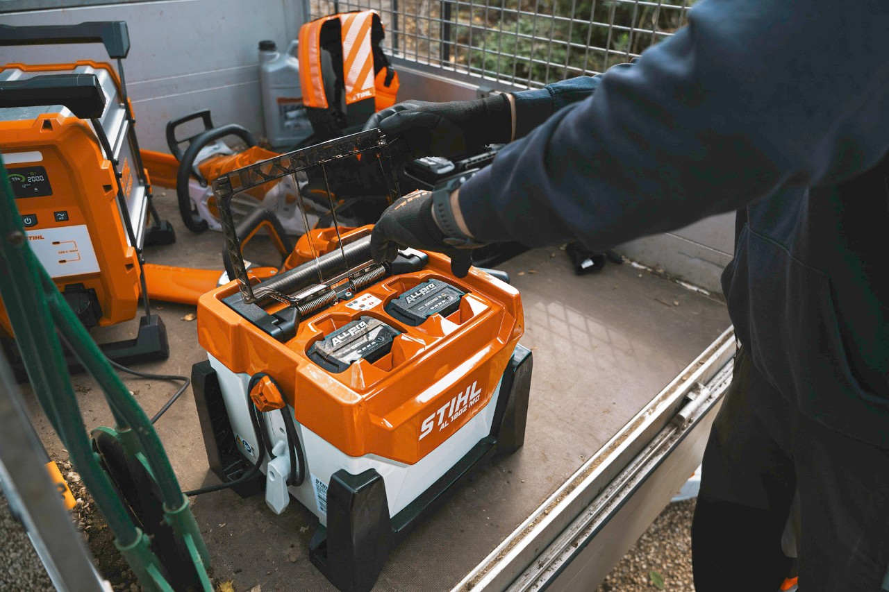 Ricarica della batteria STIHL ALLPRO AP 300.0 P nel caricabatterie multiplo AL 301-4