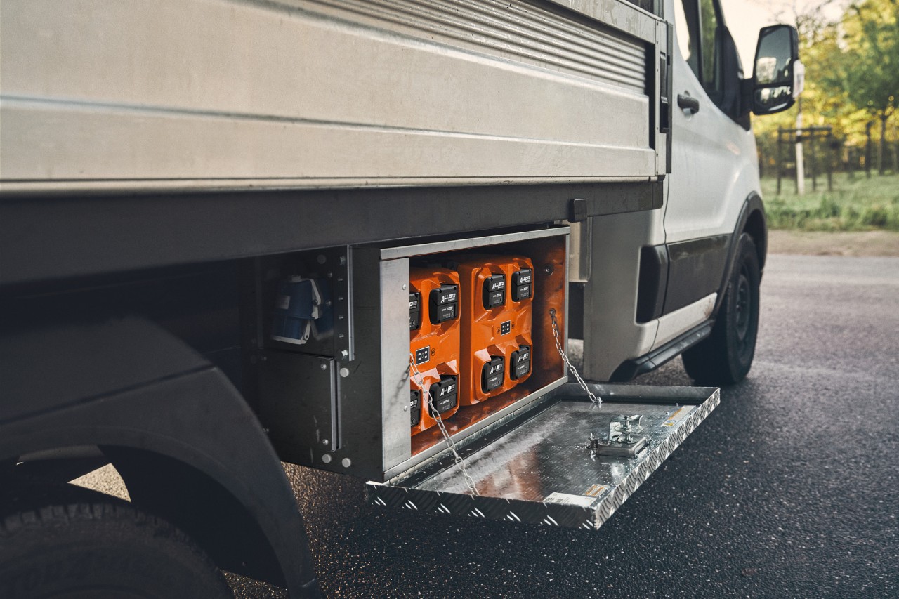 Batterie ALLPRO nella stazione di ricarica STIHL CB 1 montata sul veicolo