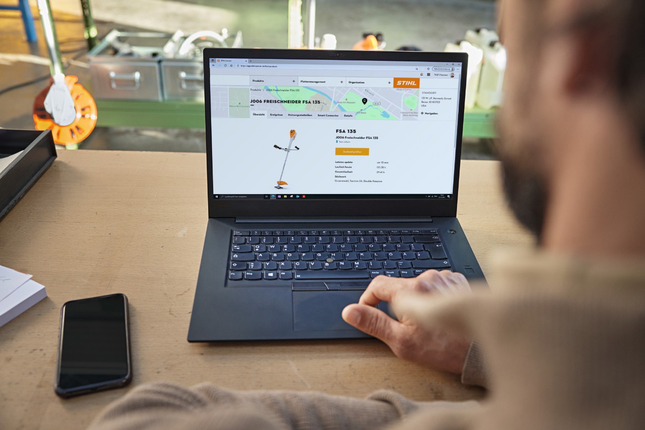Qualcuno utilizza il portale STIHL connected su un laptop per visualizzare i diversi dati delle attrezzature. 