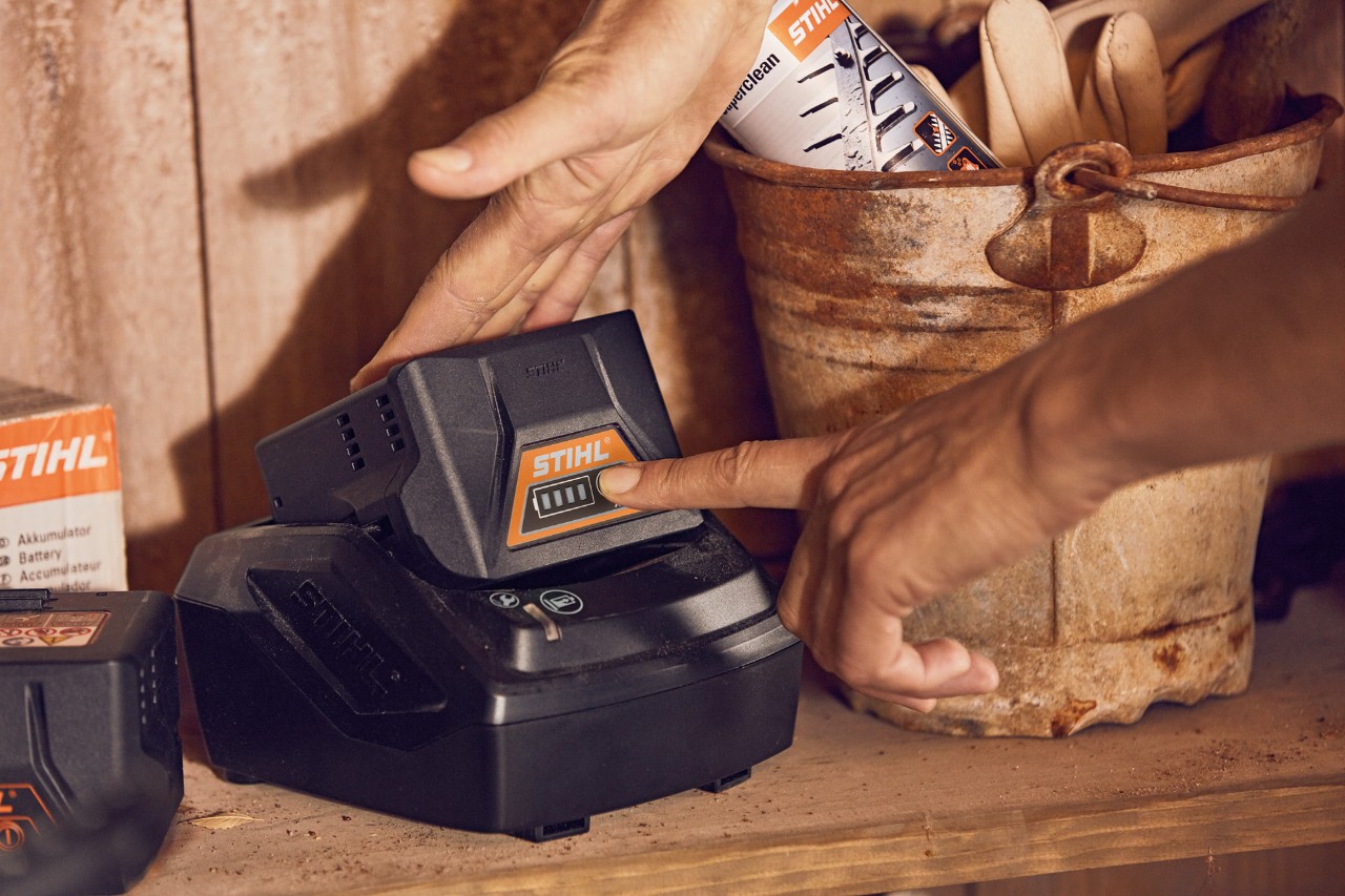 Come prendersi cura delle batterie STIHL AK 10 e AK 20 nel capanno degli attrezzi