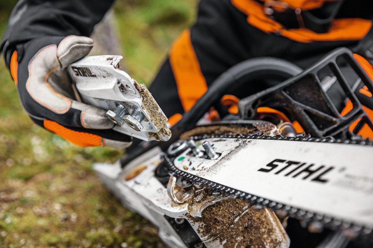 Manutenzione di una sega a catena a benzina STIHL MS 261 C-M