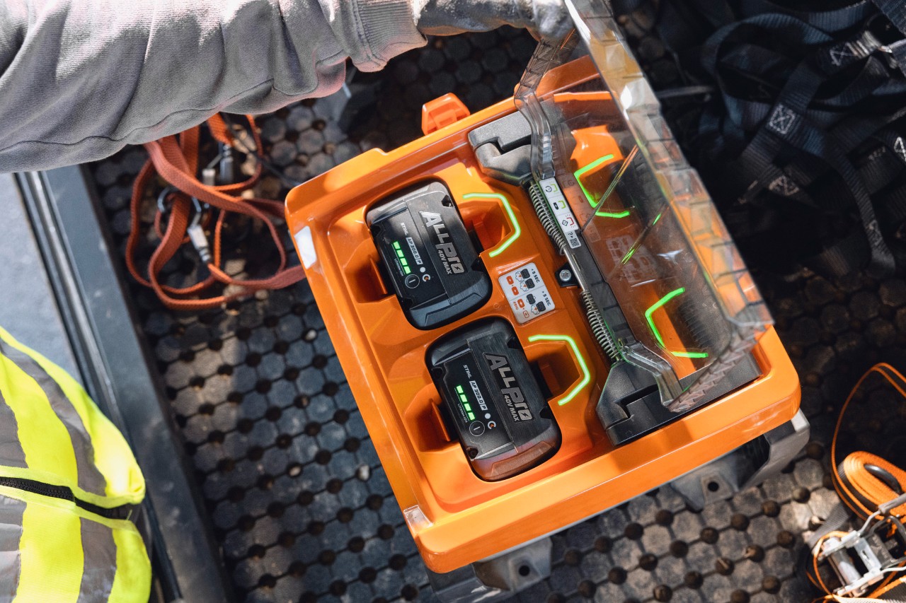 Batterie STIHL ALLPRO 300.0 P (C) completamente cariche nel caricabatterie portatile AL 1802 MO