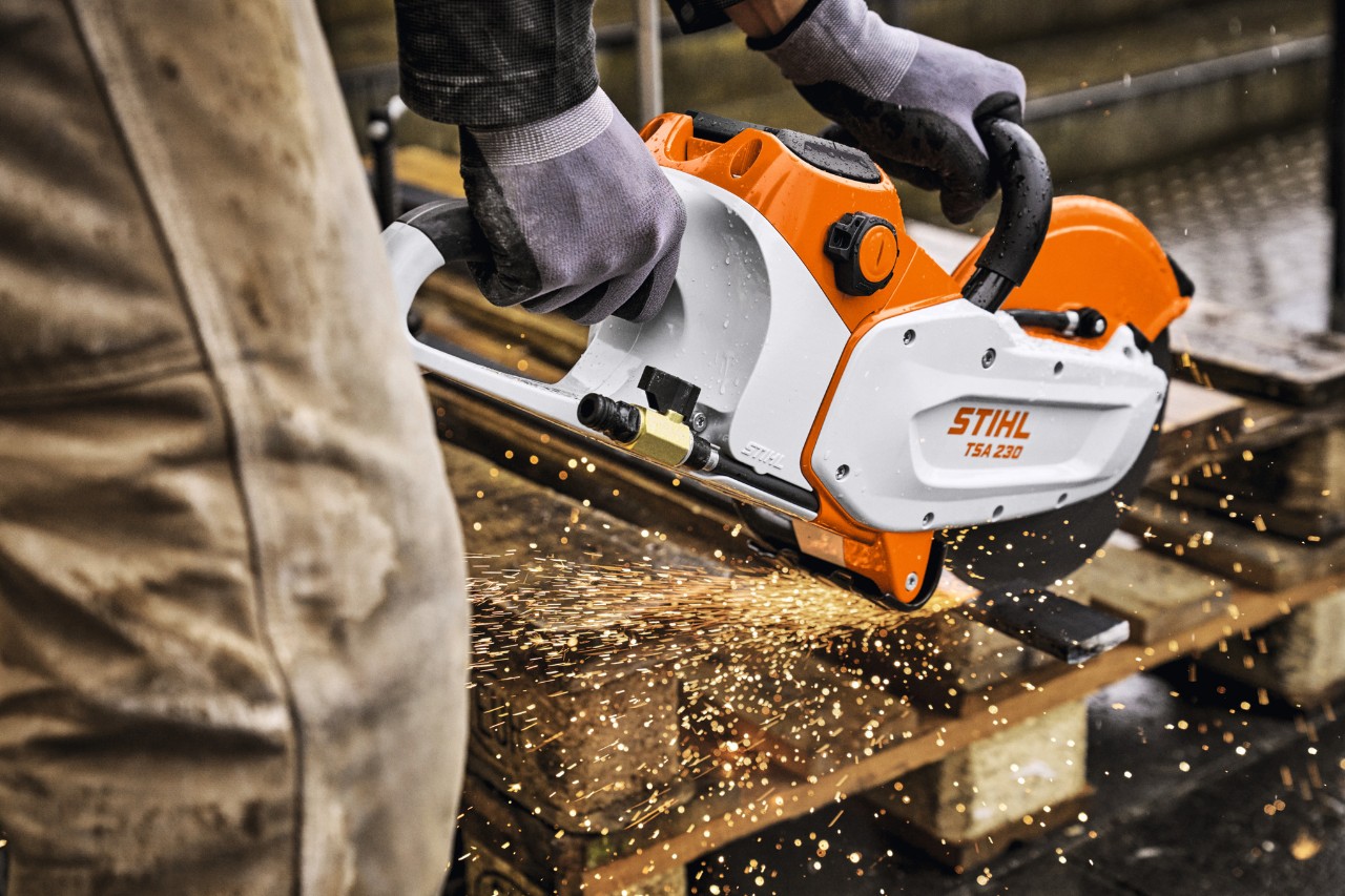 Taglio del metallo con il TSA 230 e la batteria STIHL ALLPRO 300.0 P(C)