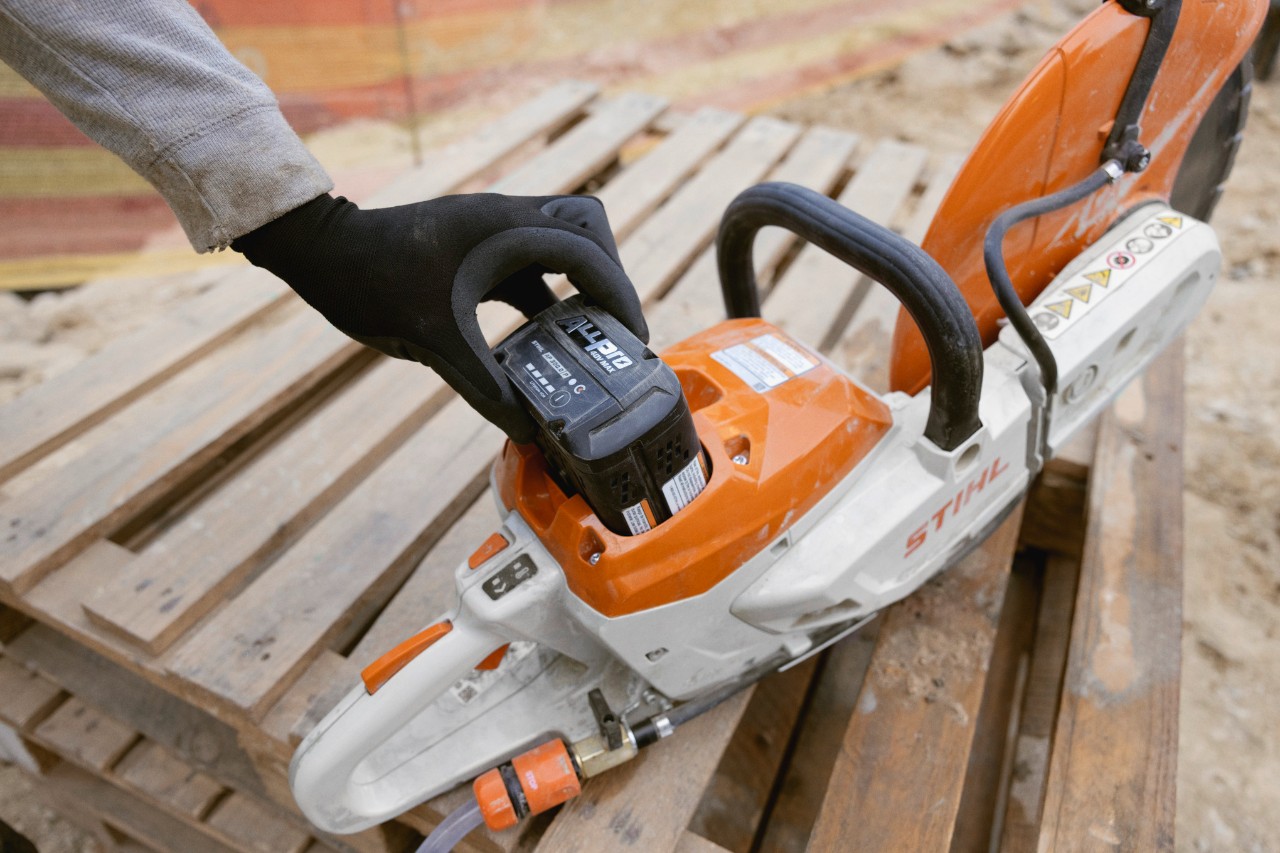 Nel modello TSA 350 viene utilizzata una batteria STIHL ALLPRO 300.0 P