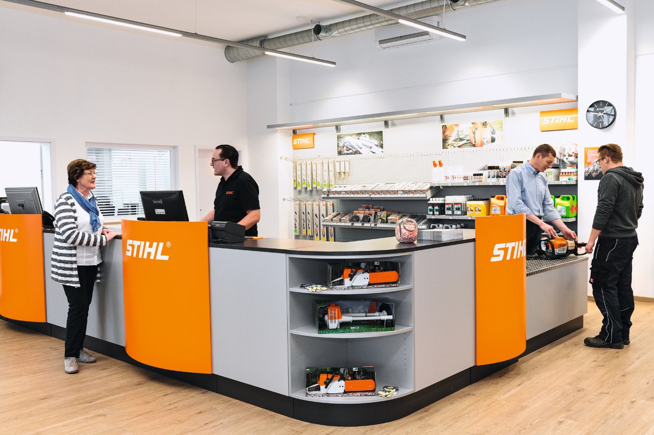 Locale di vendita del rivenditore specializzato STIHL con dipendenti e clienti  