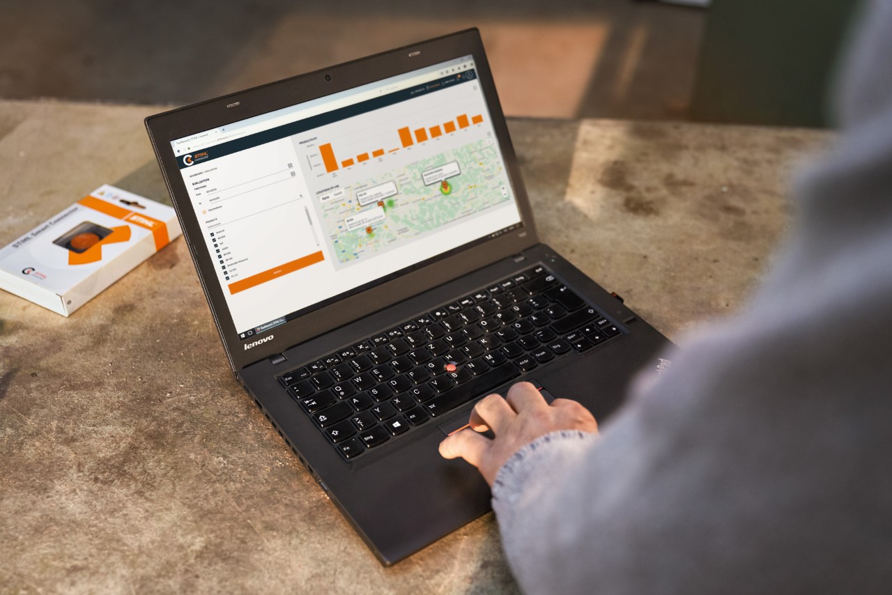 la persona recupera i dati di sistema rilevanti sul laptop utilizzando STIHL connected 