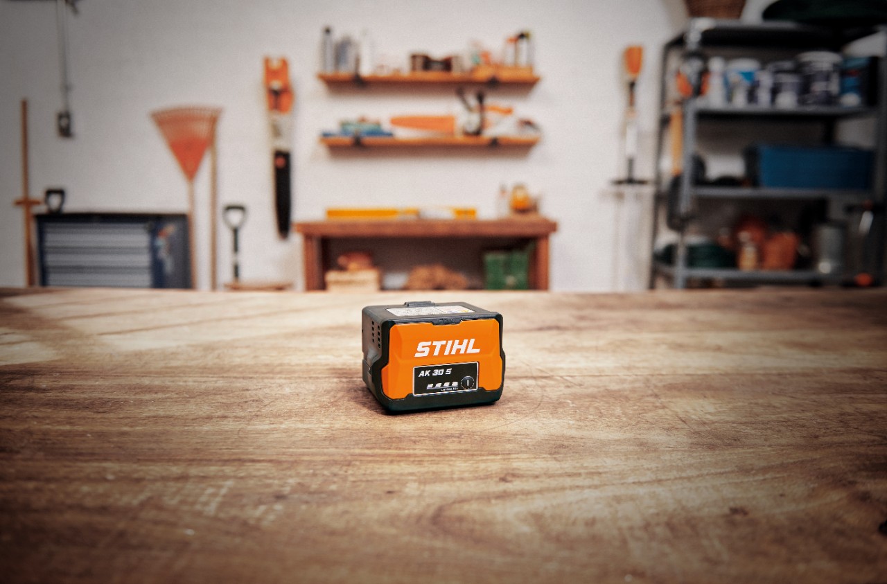 Officina con una batteria STIHL AK 30 S su un tavolo in legno 
