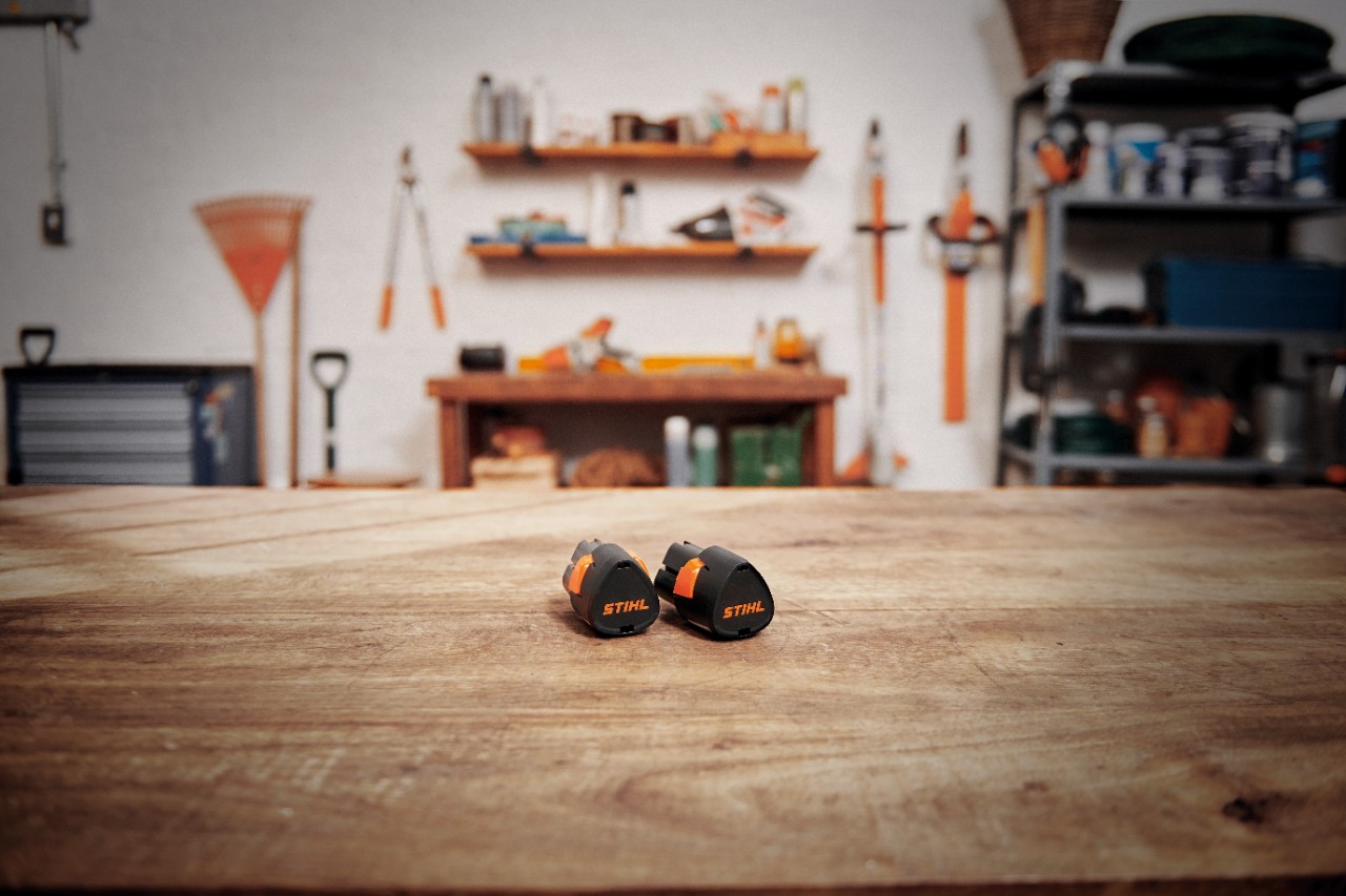 Officina con una batteria STIHL AK 30 S su un tavolo in legno 